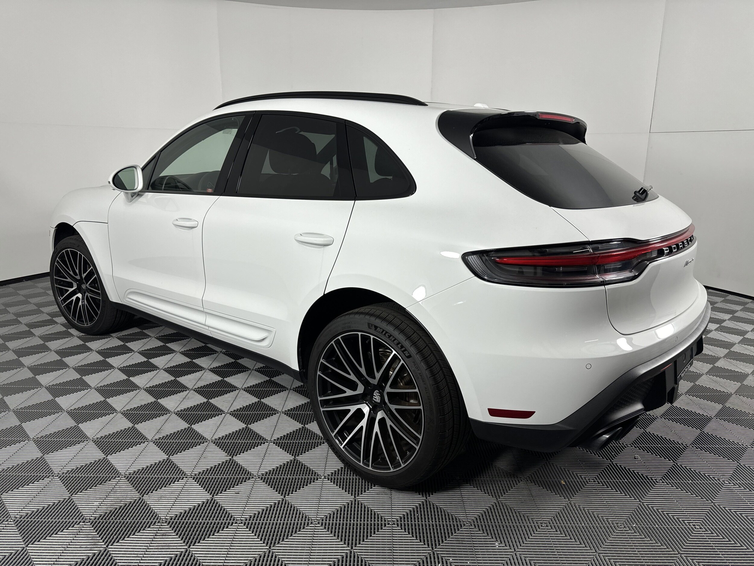 2025 Porsche Macan T photo 3