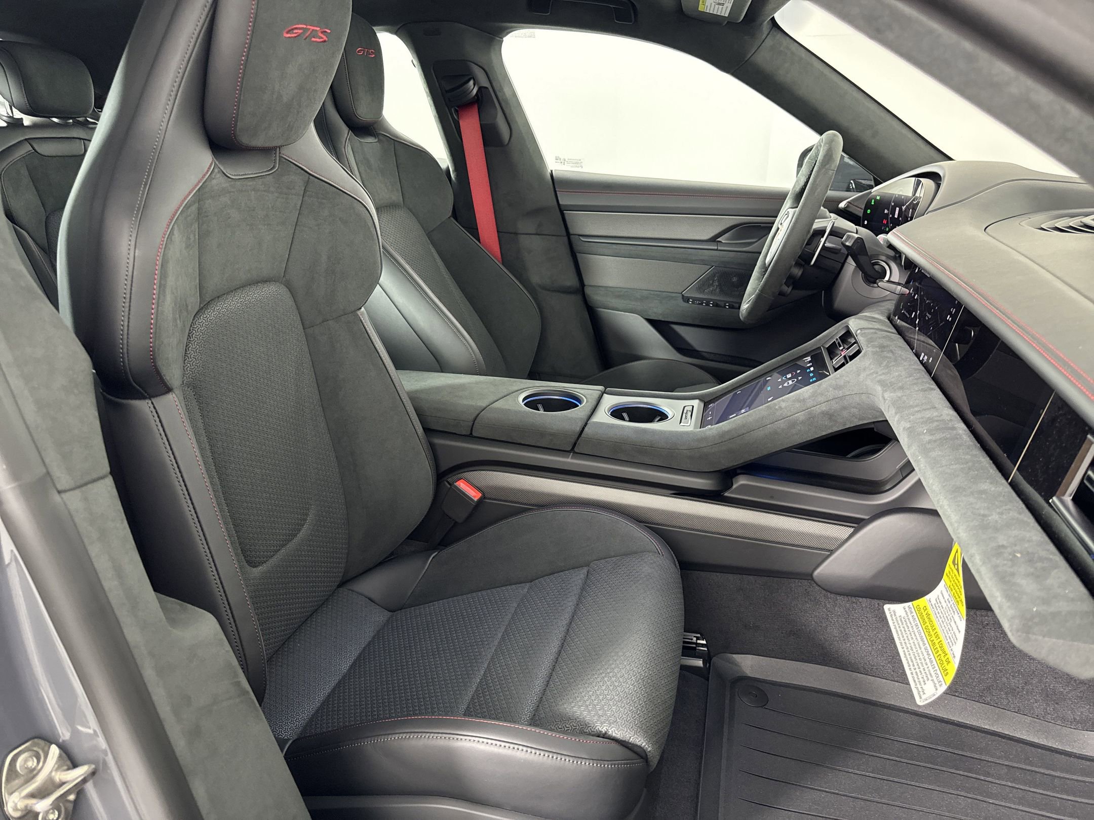 2025 Porsche Taycan GTS - Photo 30