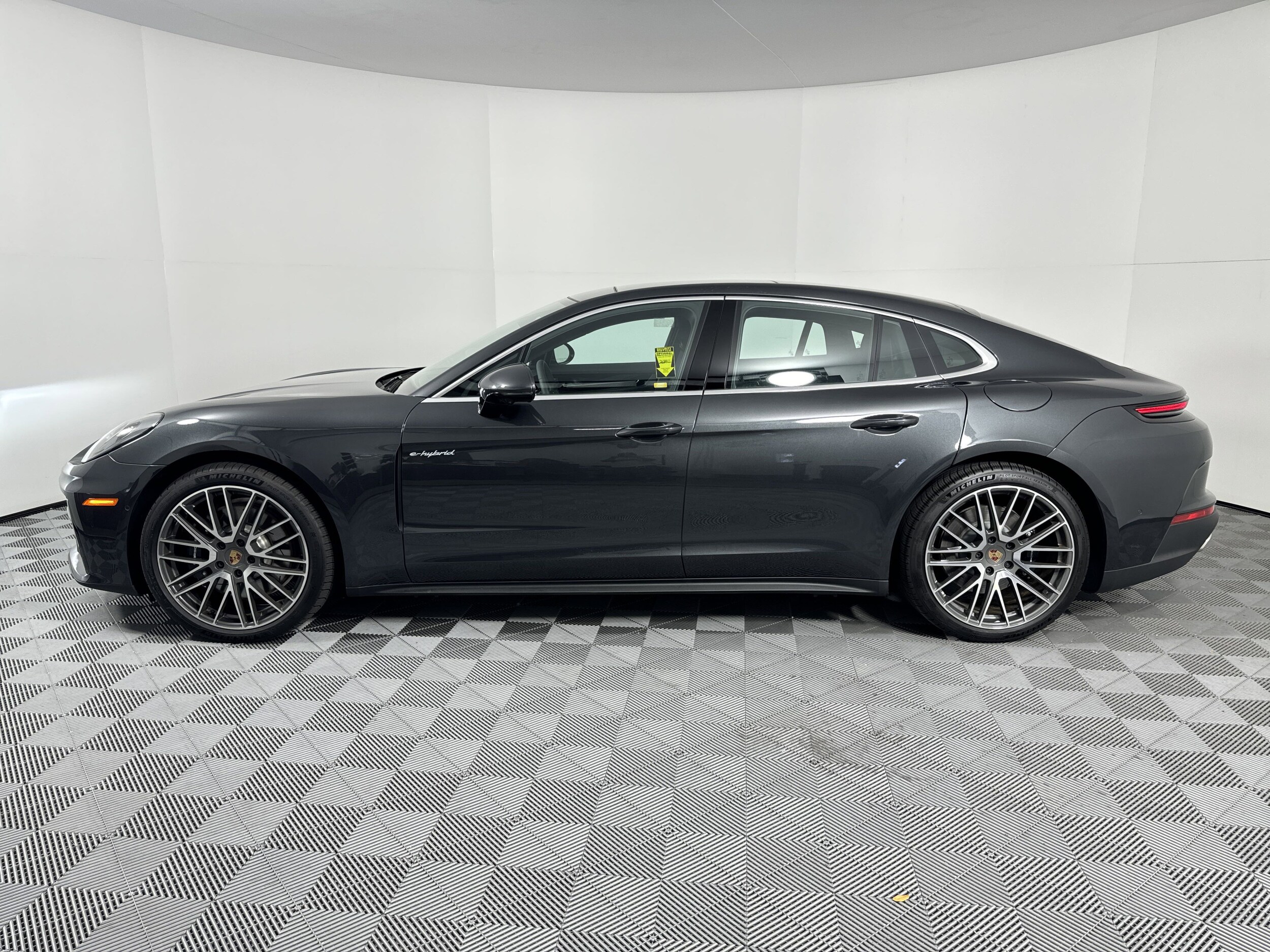2025 Porsche Panamera E-Hybrid 4 photo 2