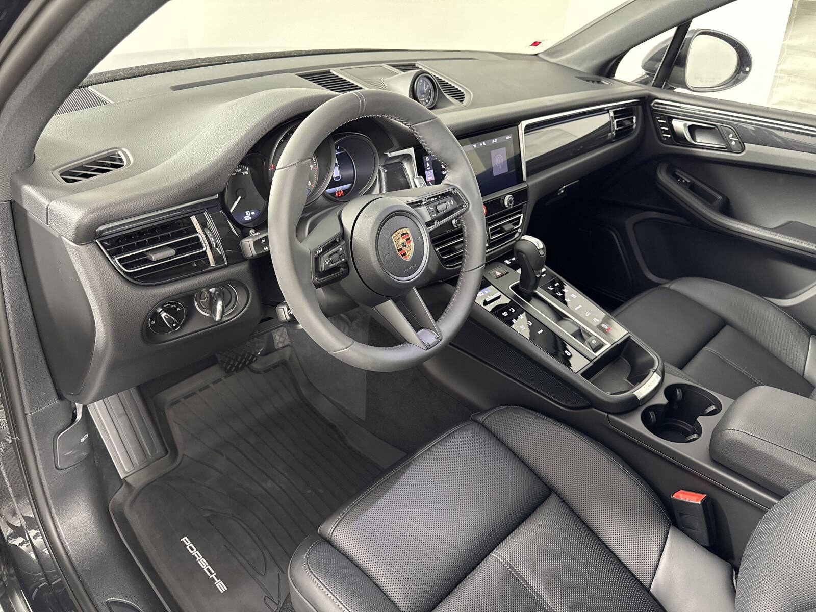 2025 Porsche Macan photo 4
