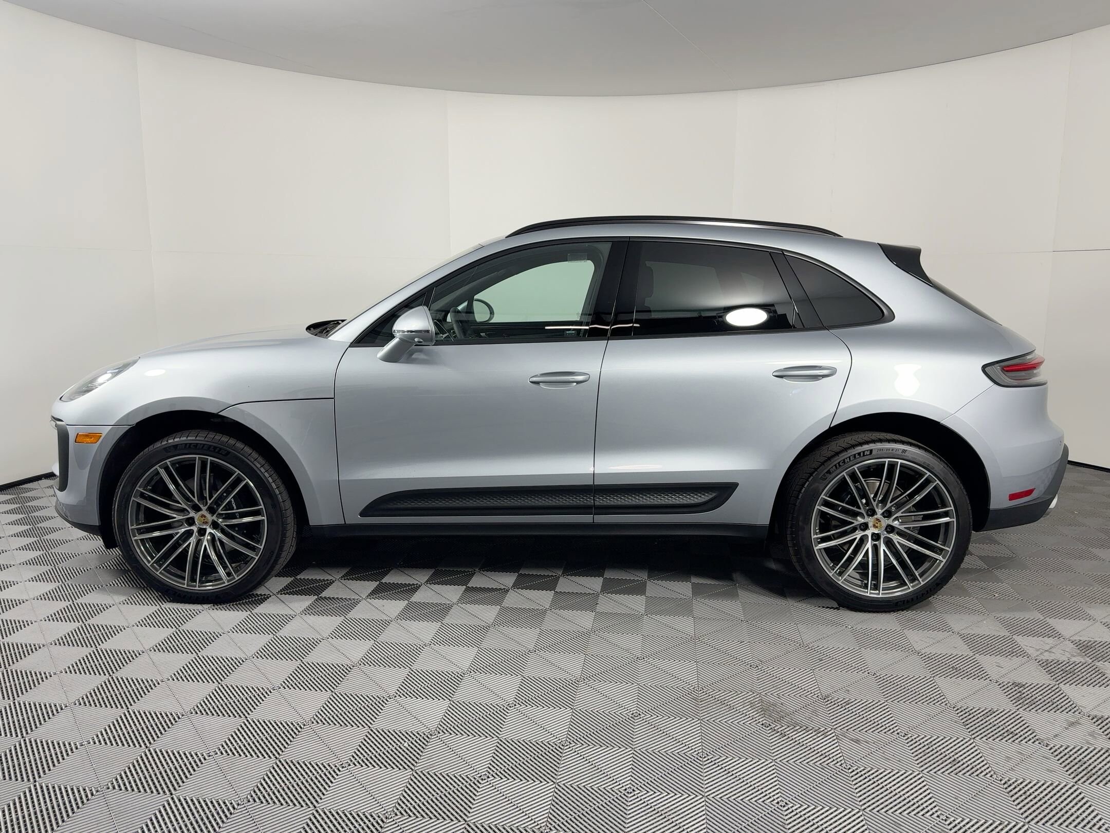 2026 Porsche Macan T photo 2