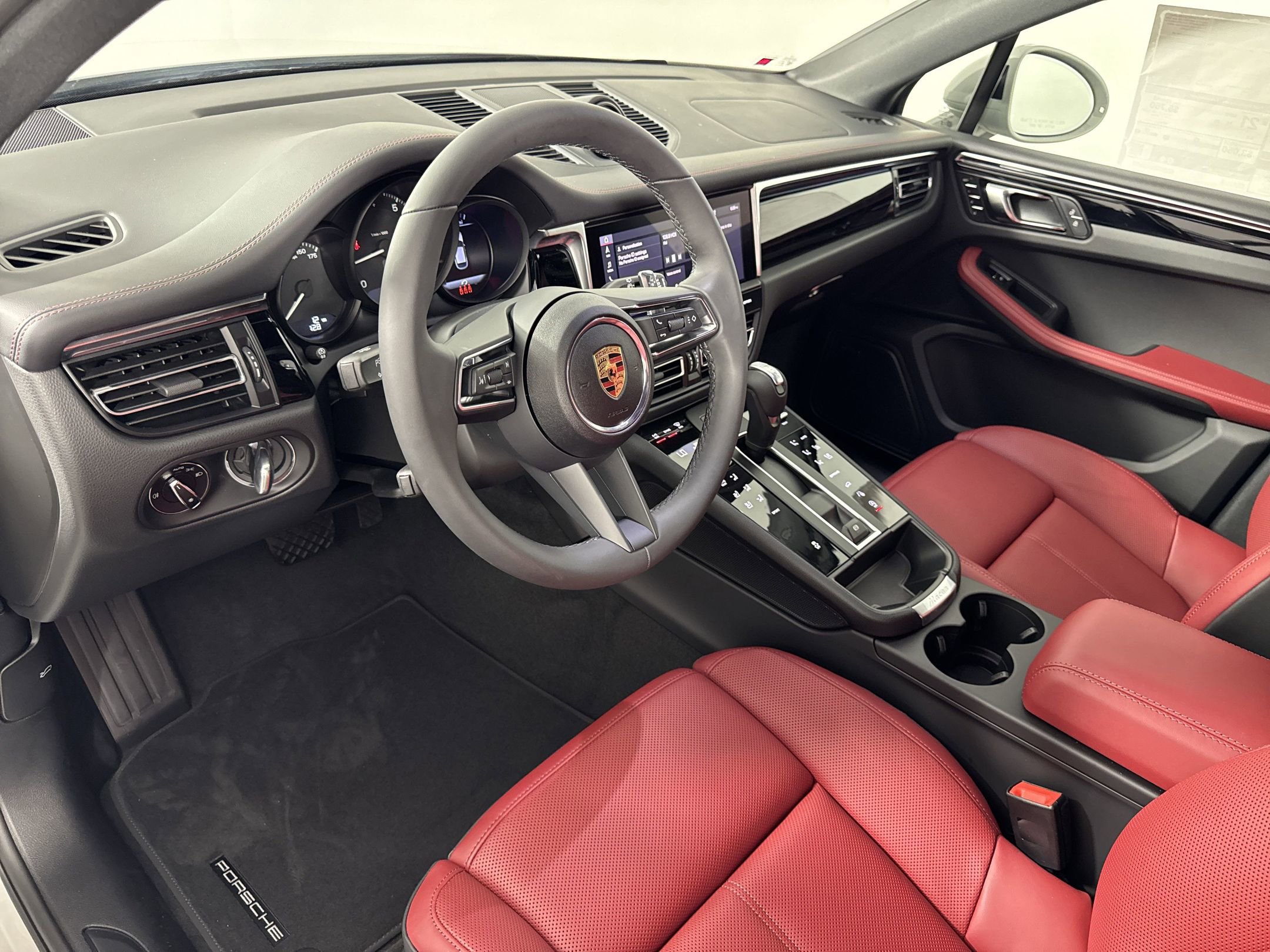 2025 Porsche Macan T photo 4