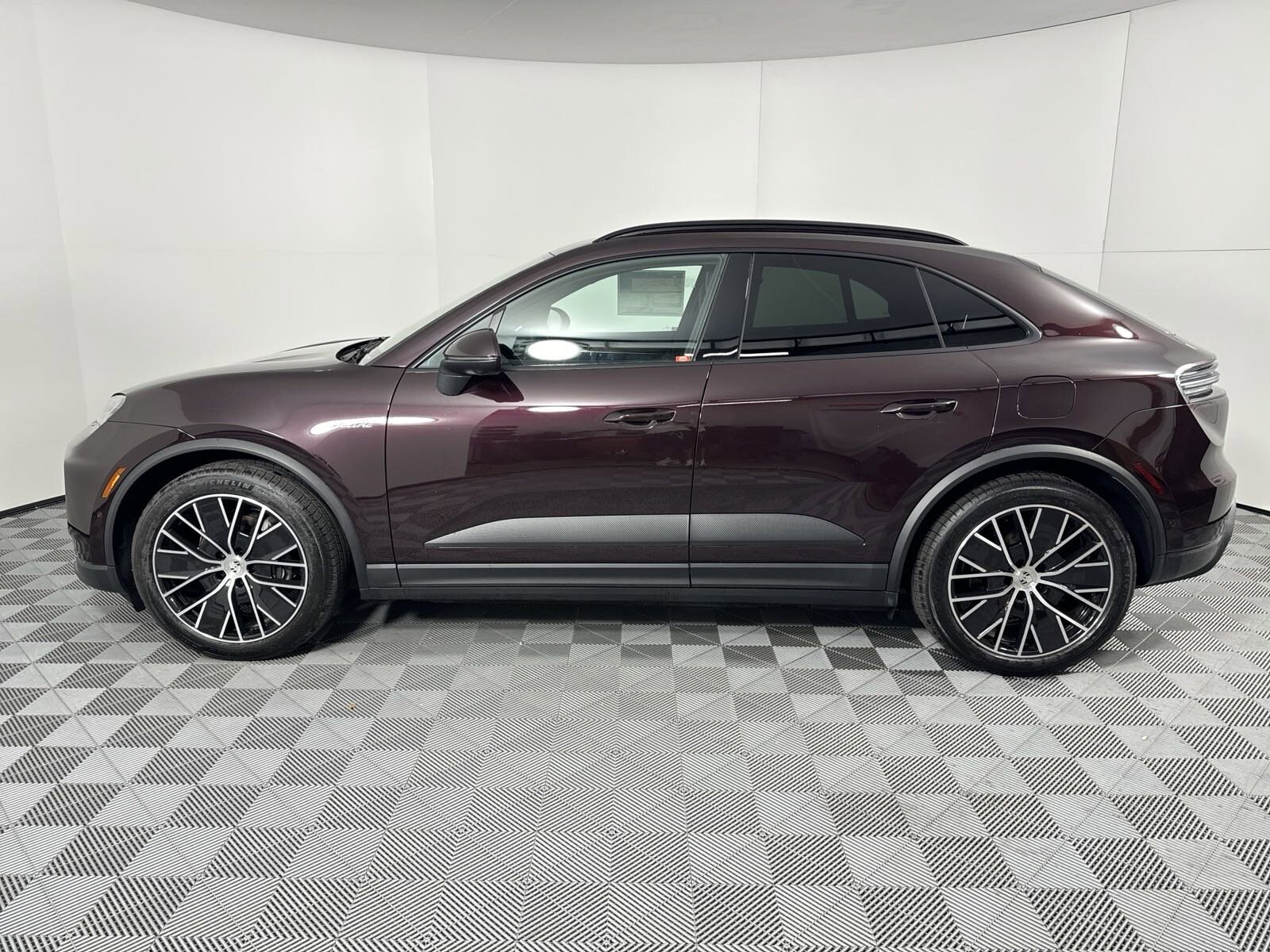 2024 Porsche Macan Electric 4 photo 2