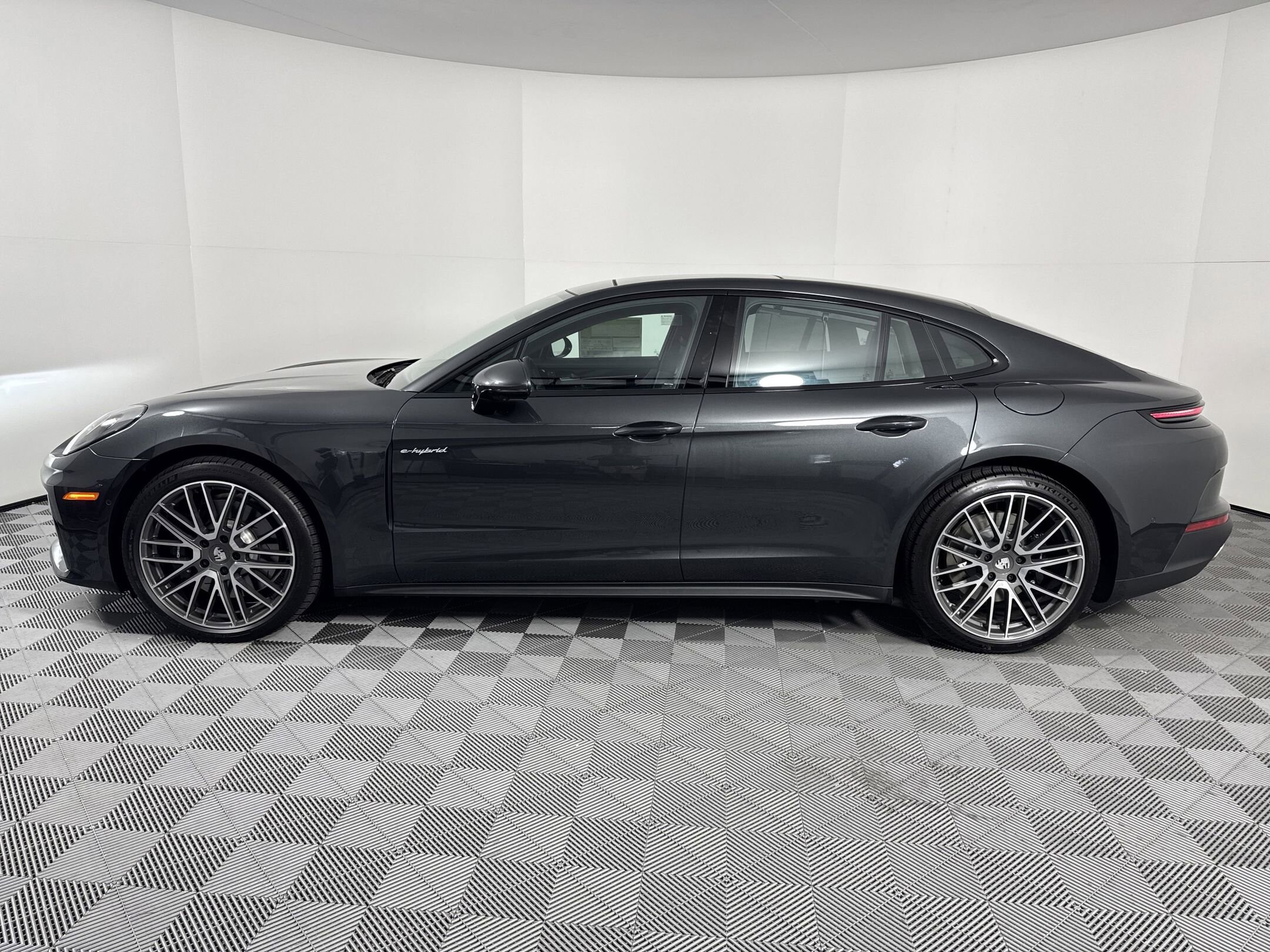 2025 Porsche Panamera E-Hybrid 4 photo 2
