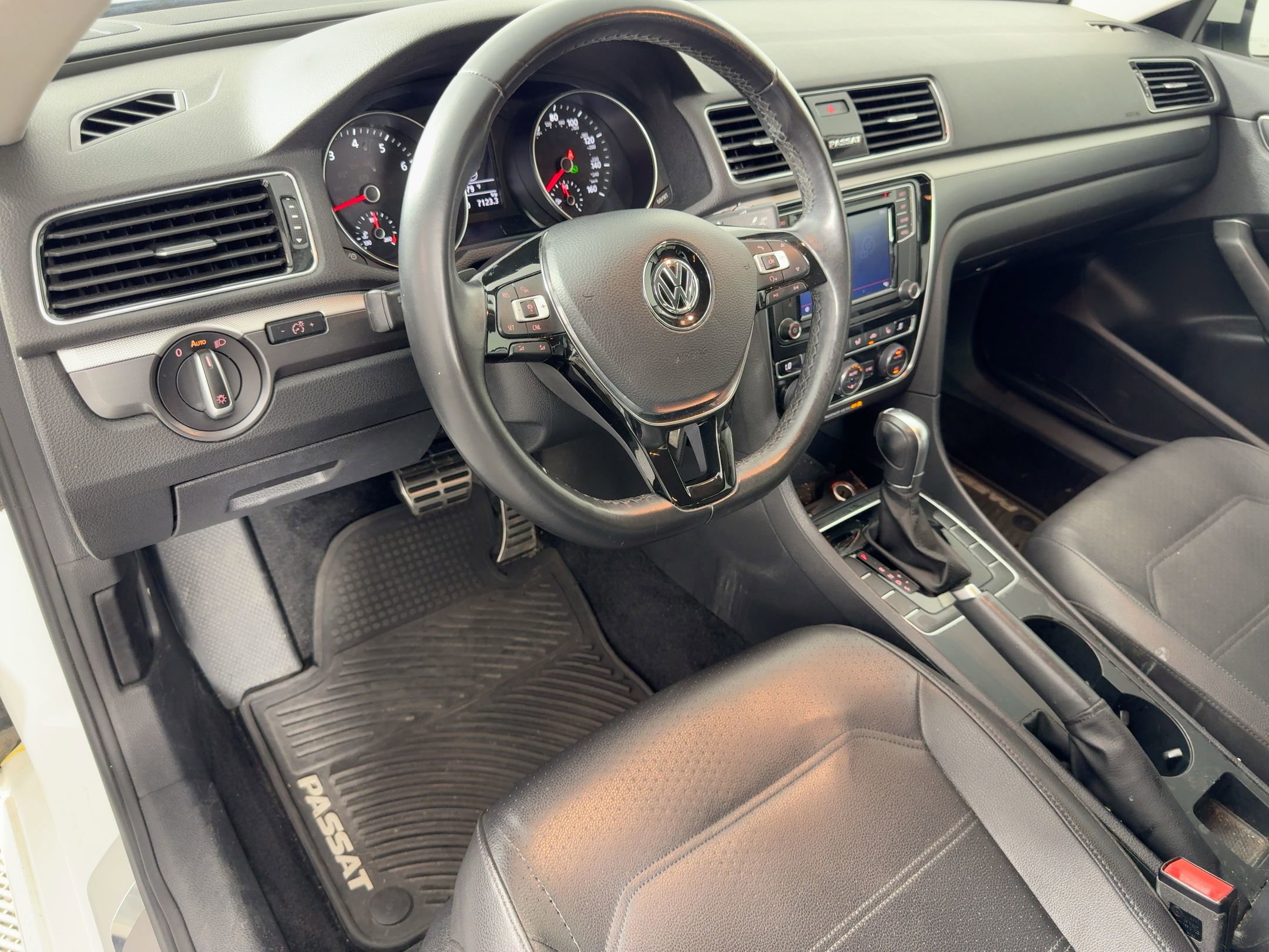 2018 Volkswagen Passat 2.0T S photo 4