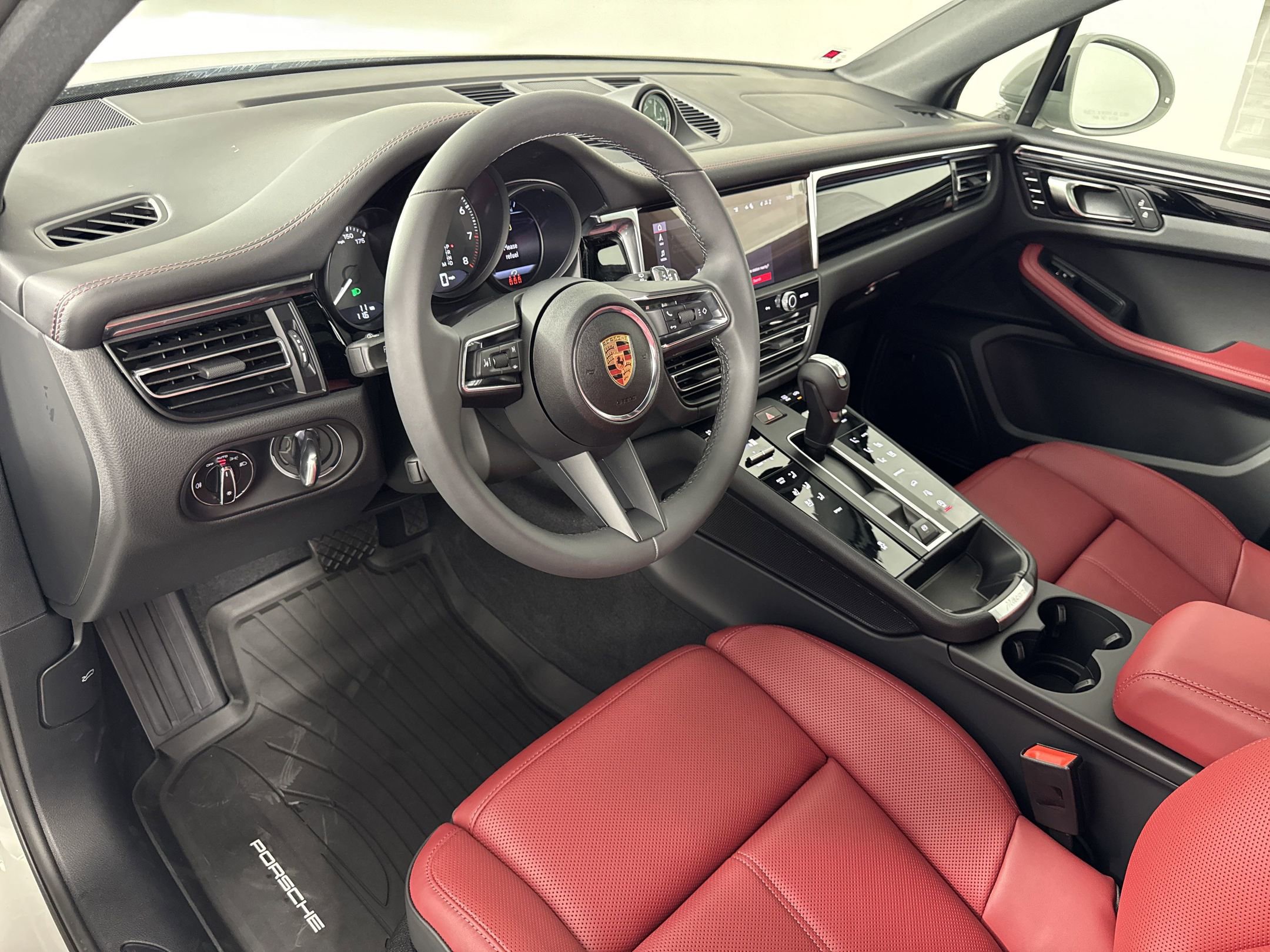 2025 Porsche Macan T photo 4