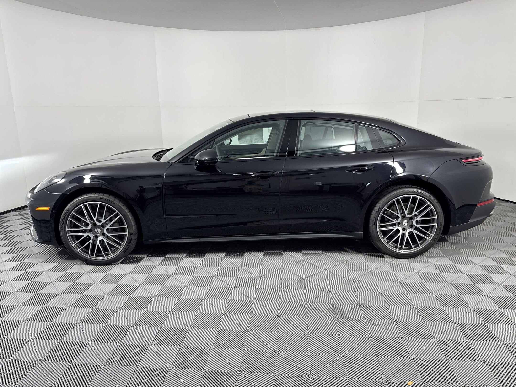 2025 Porsche Panamera 4 photo 2