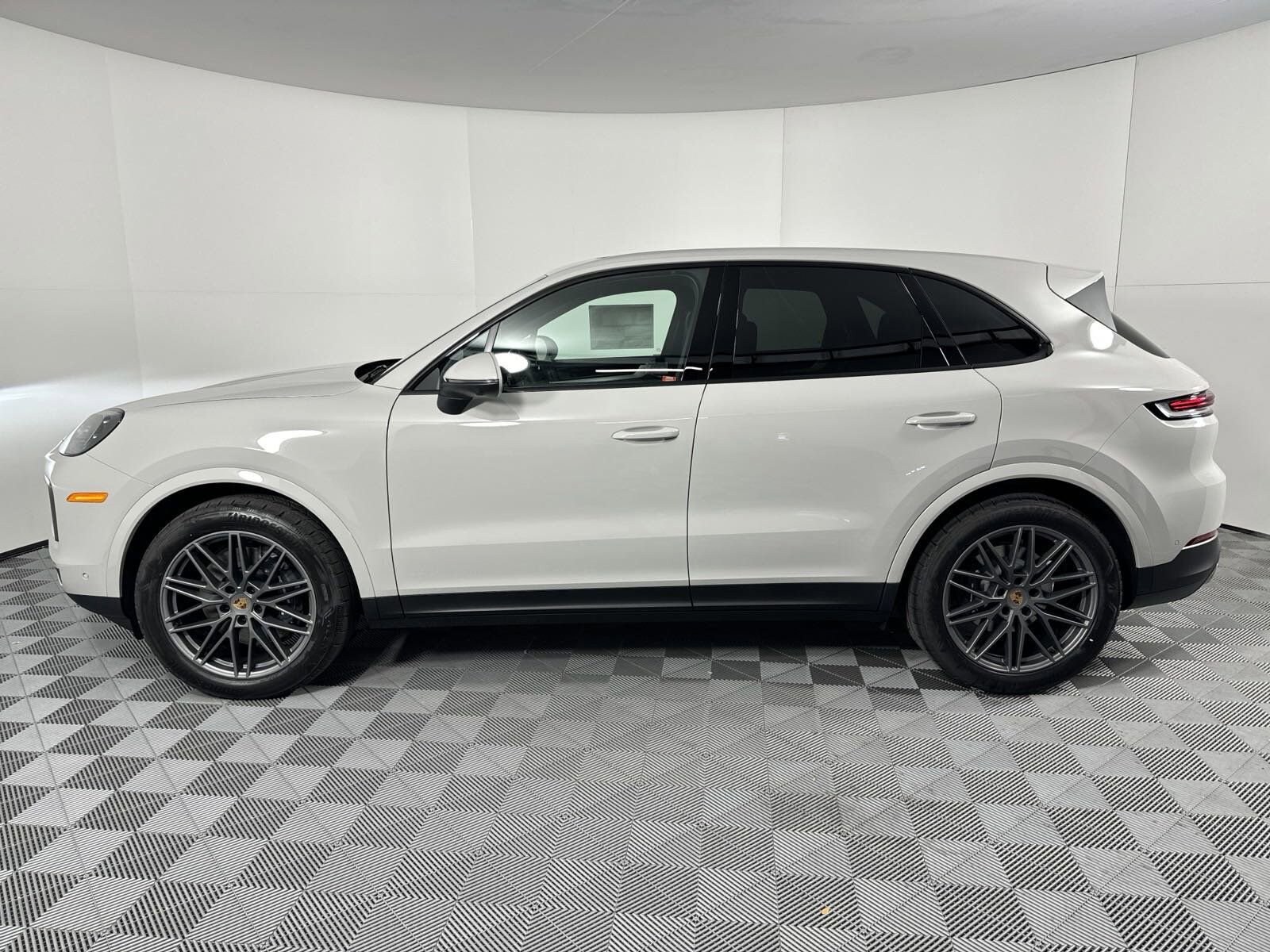 2025 Porsche Cayenne photo 2
