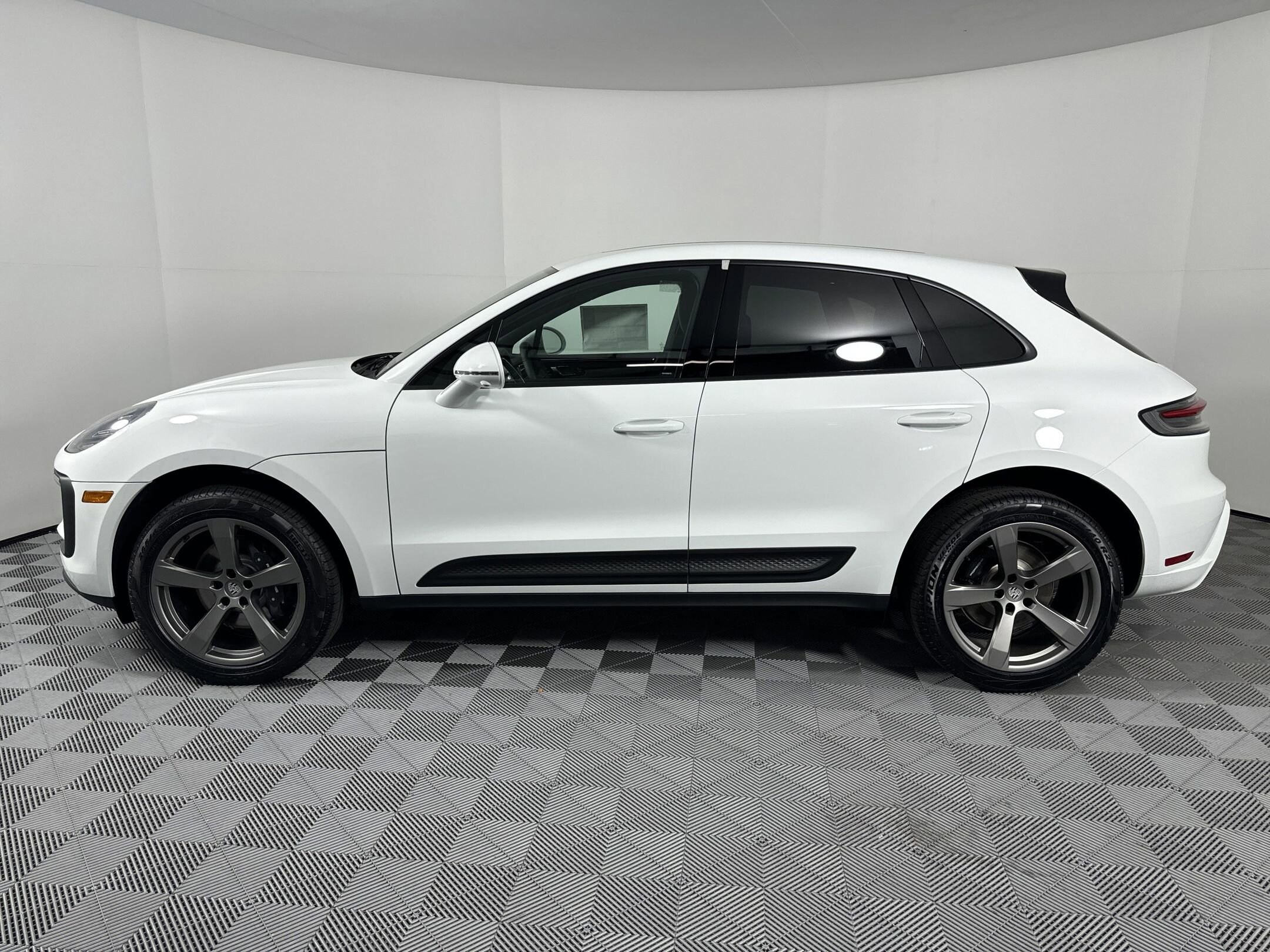 2025 Porsche Macan S photo 2