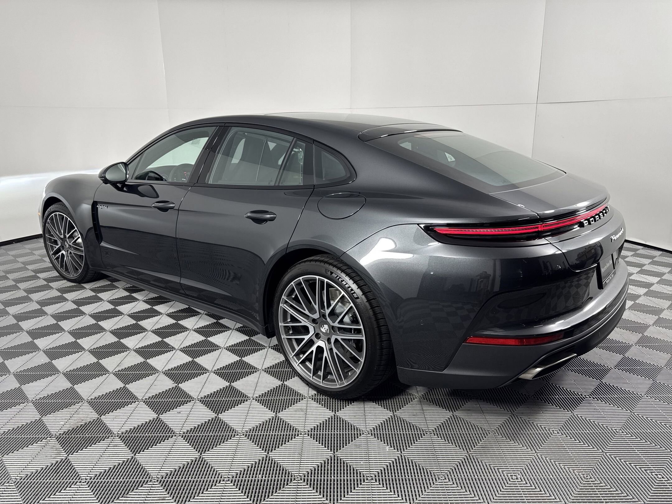 2025 Porsche Panamera E-Hybrid 4 photo 3