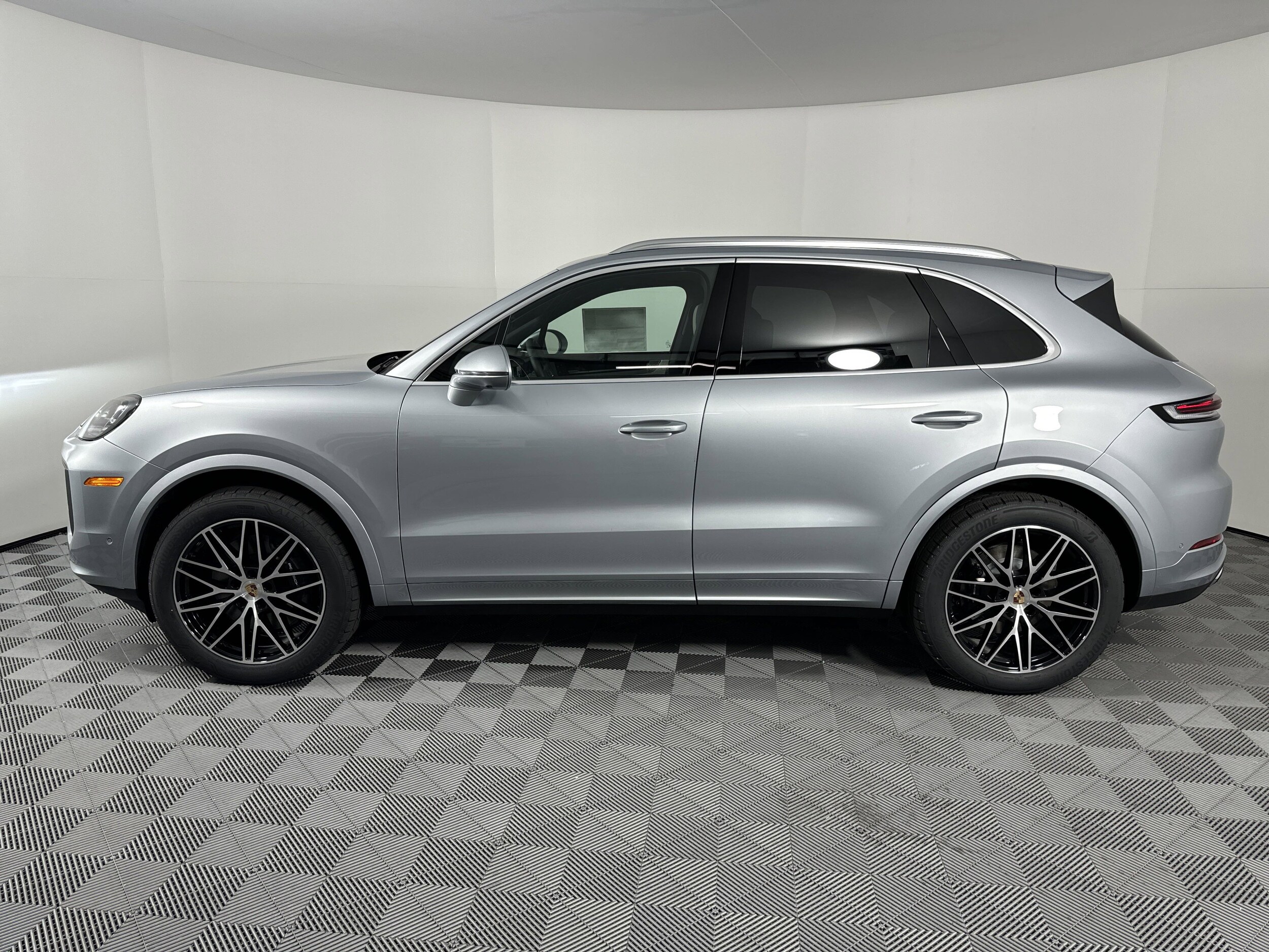 2025 Porsche Cayenne photo 2