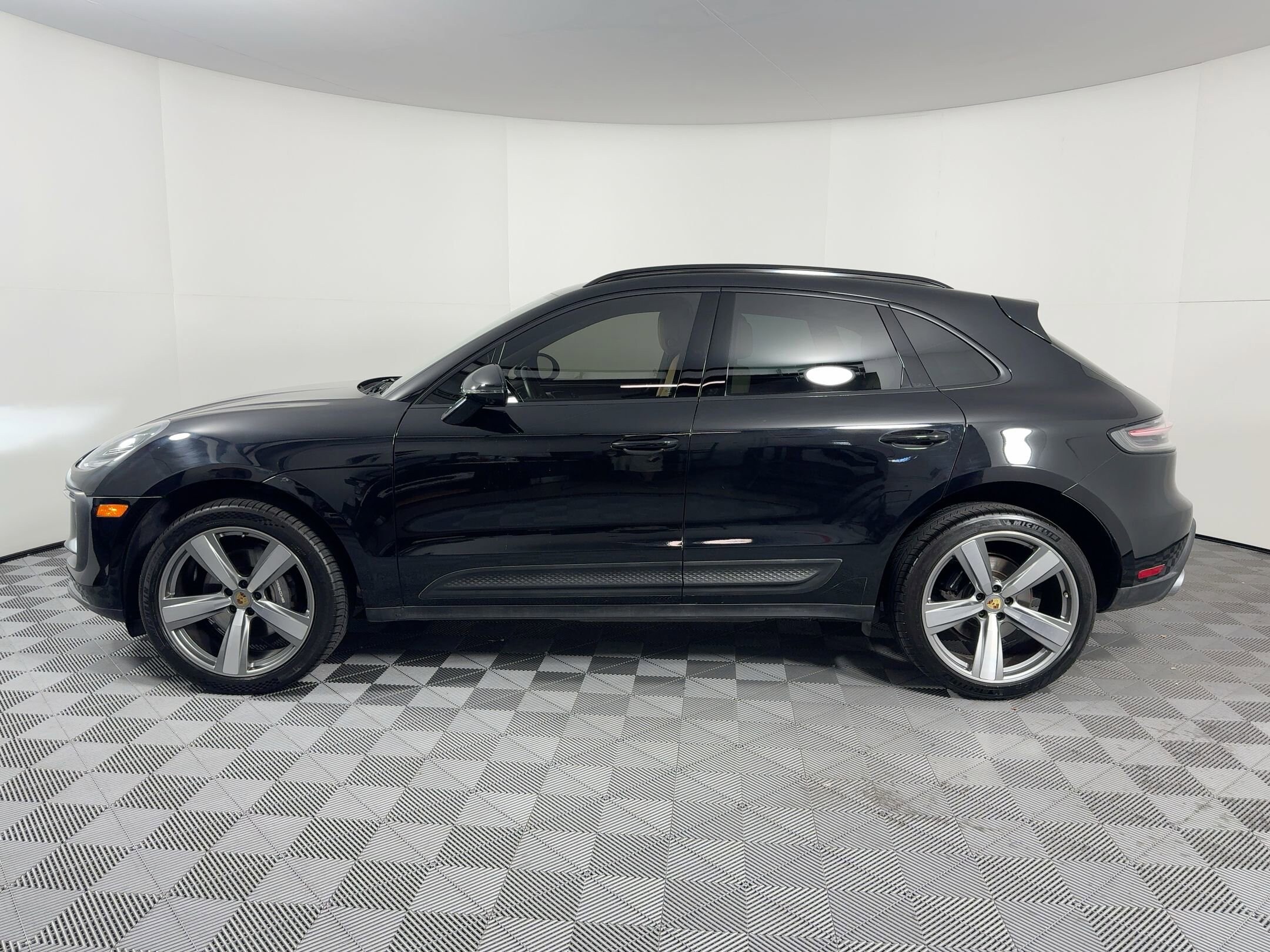 2024 Porsche Macan T photo 2
