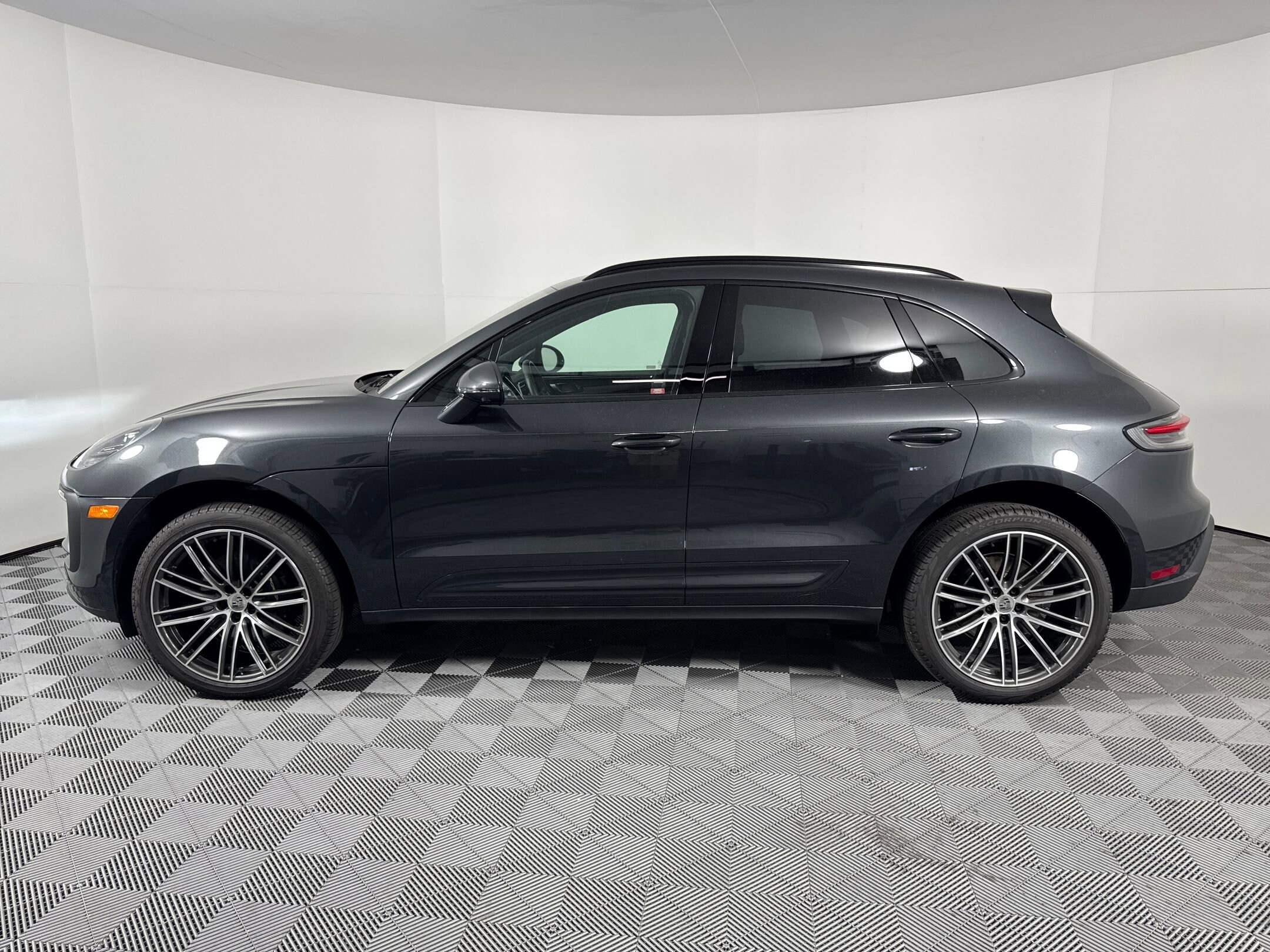 2025 Porsche Macan T photo 2