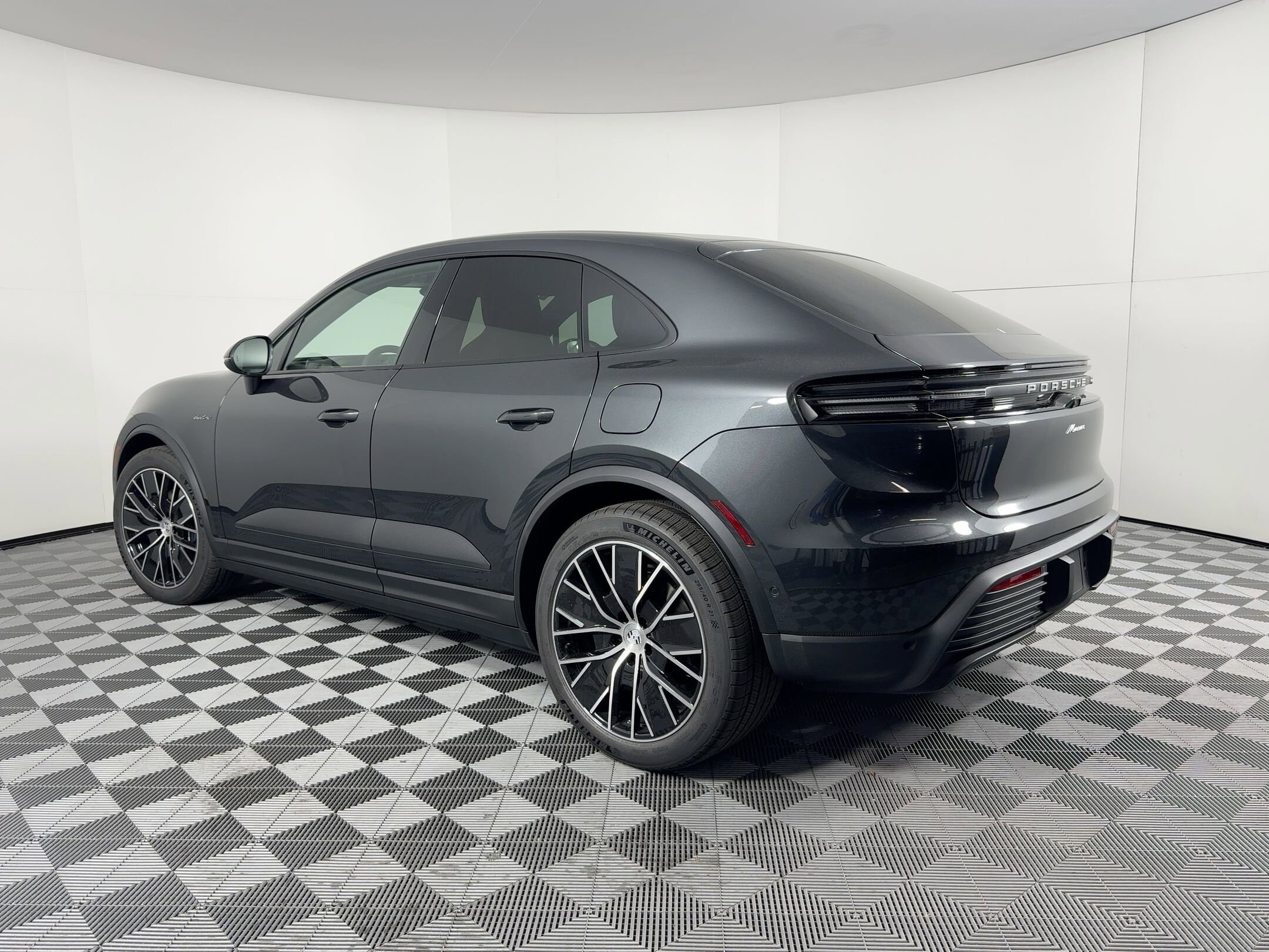 2025 Porsche Macan Electric photo 3