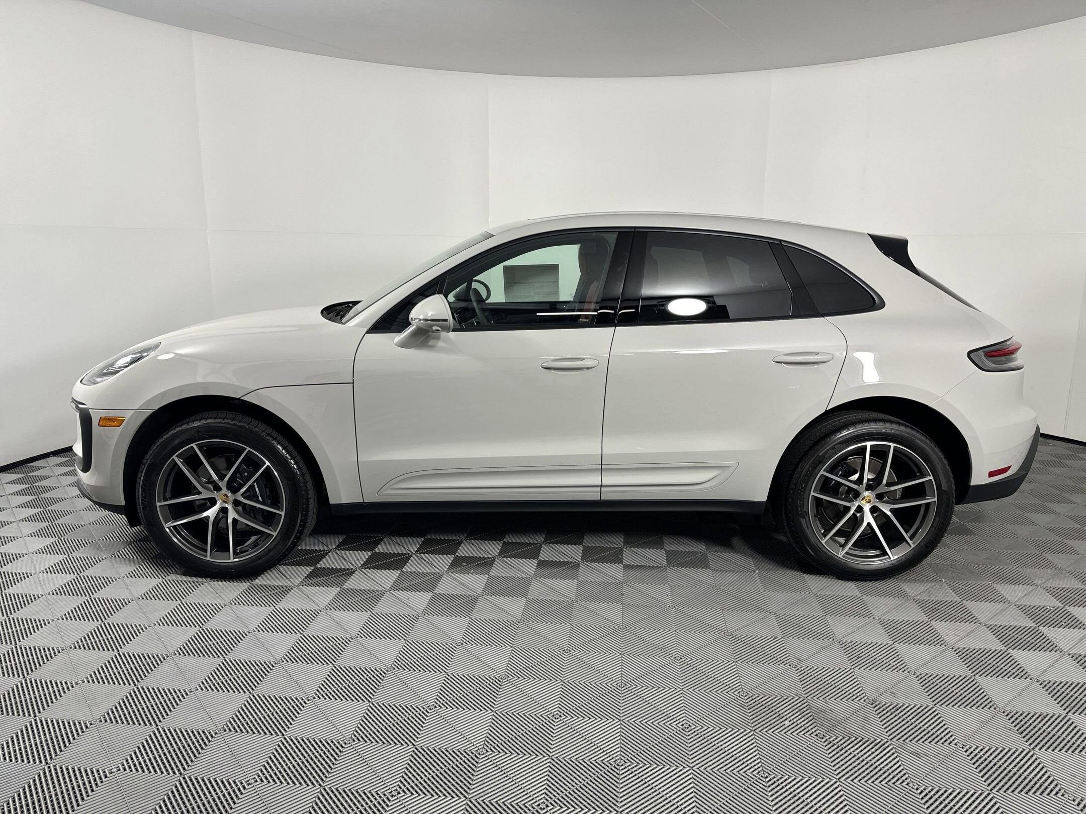 2025 Porsche Macan T photo 2
