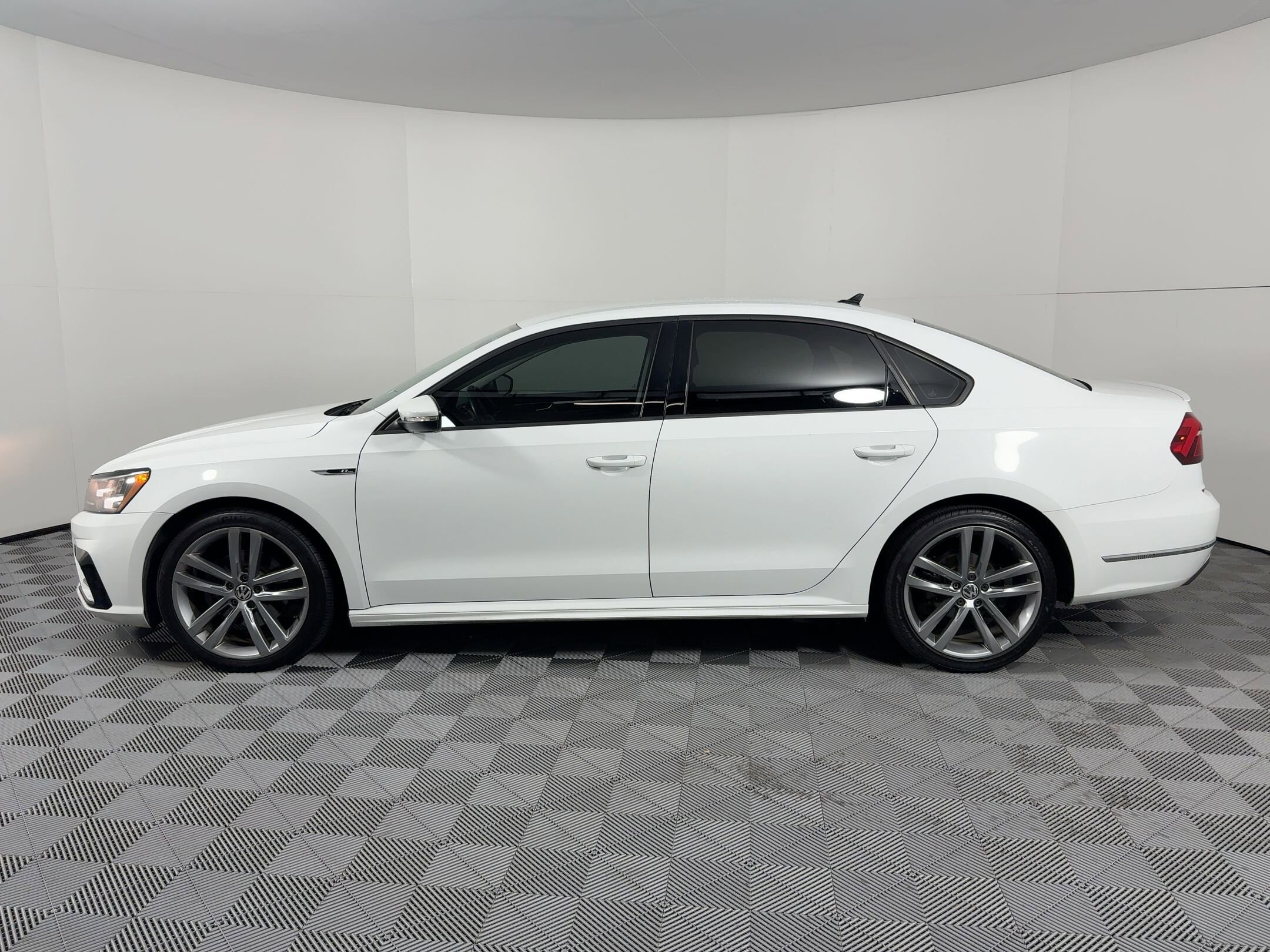 2018 Volkswagen Passat 2.0T S photo 2