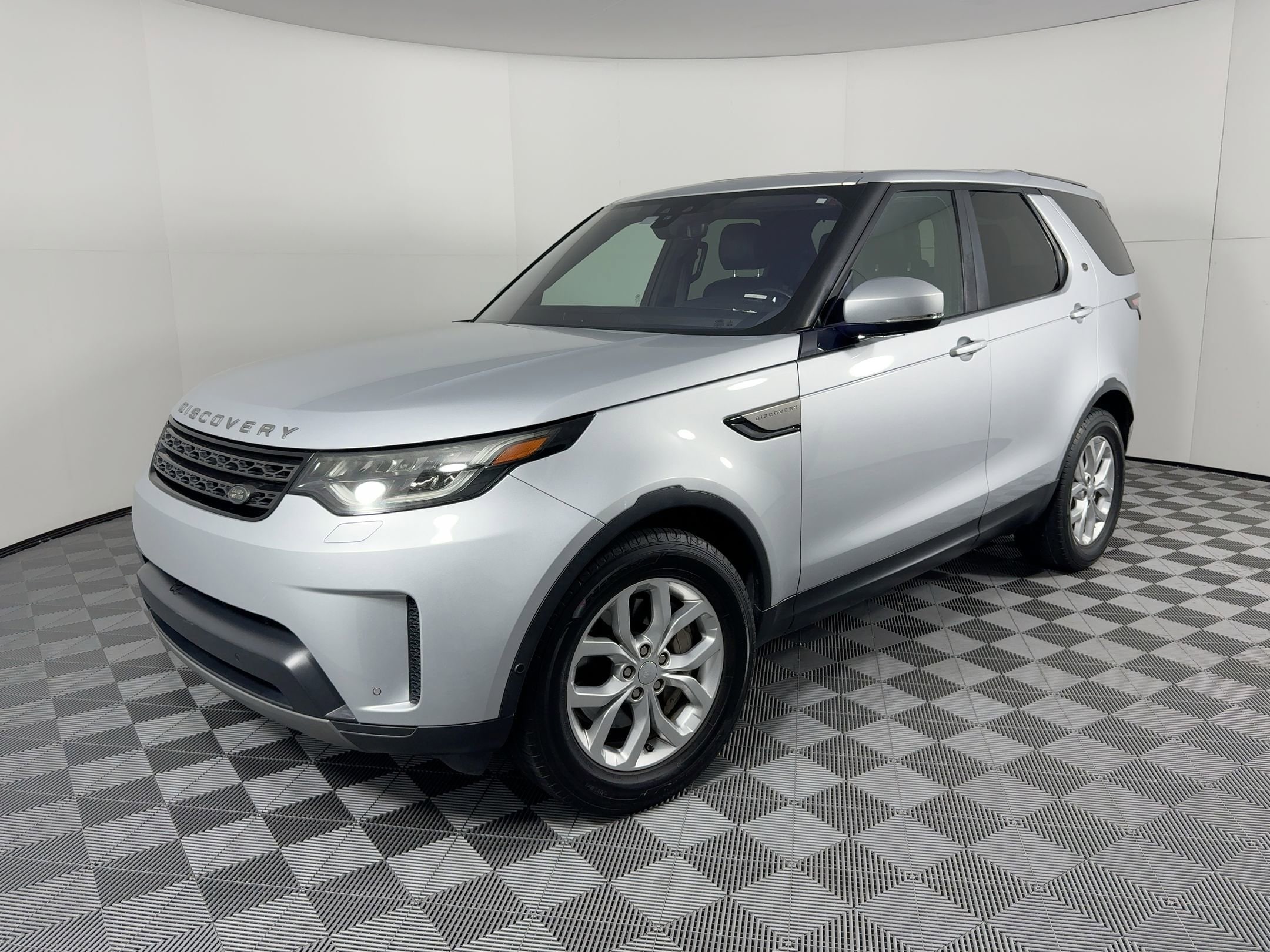 2019 Land Rover Discovery SE's photo