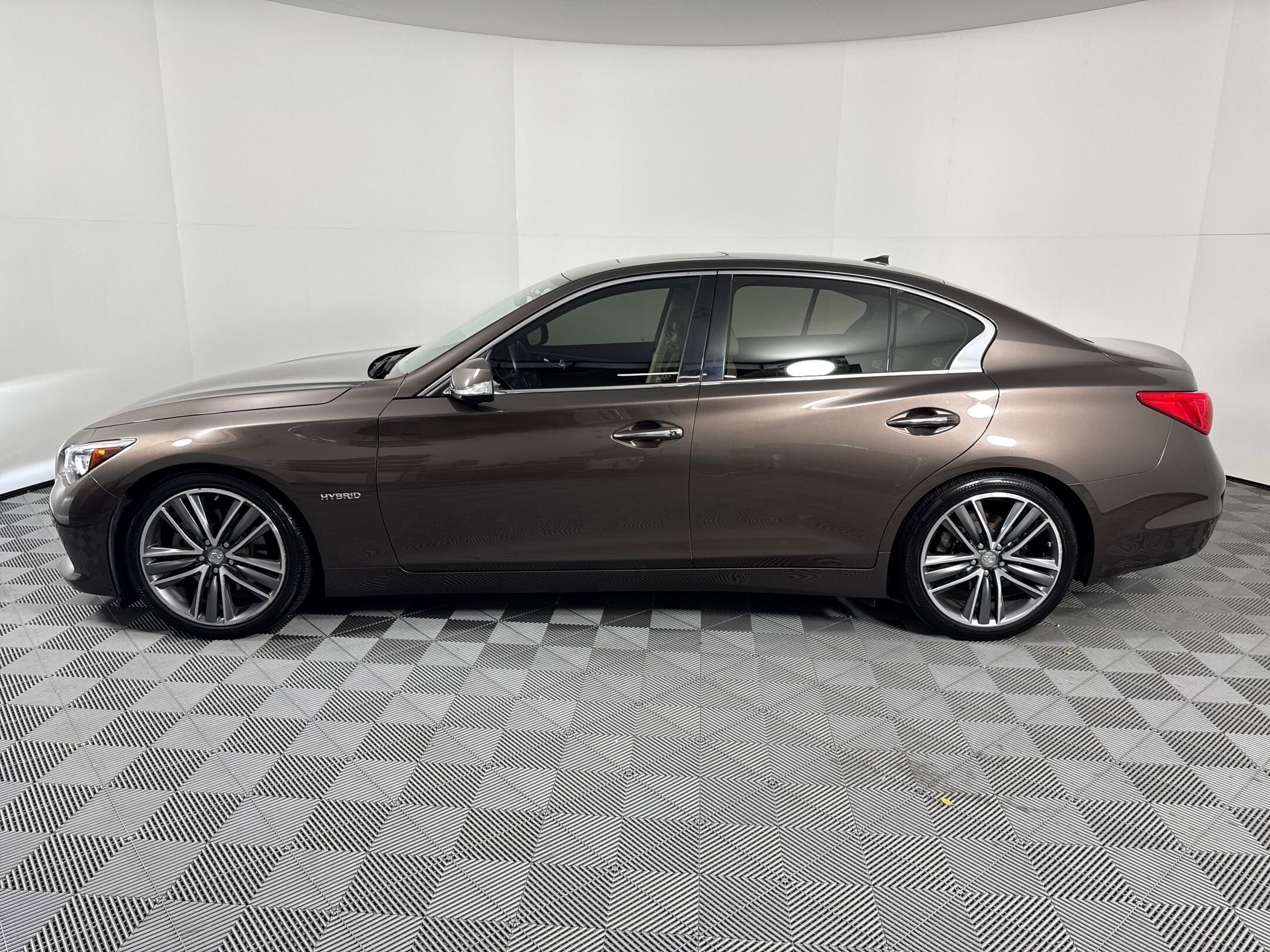 2016 Infiniti Q50 Hybrid photo 2