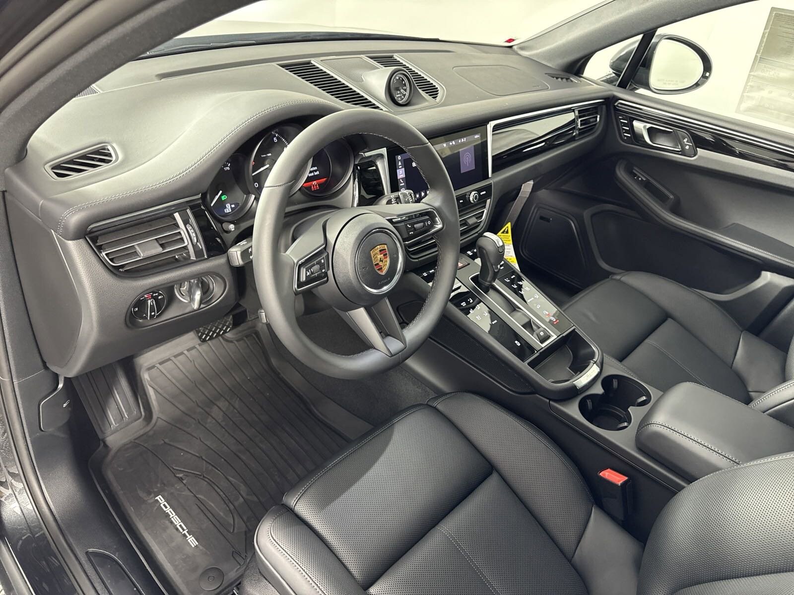 2025 Porsche Macan T photo 4