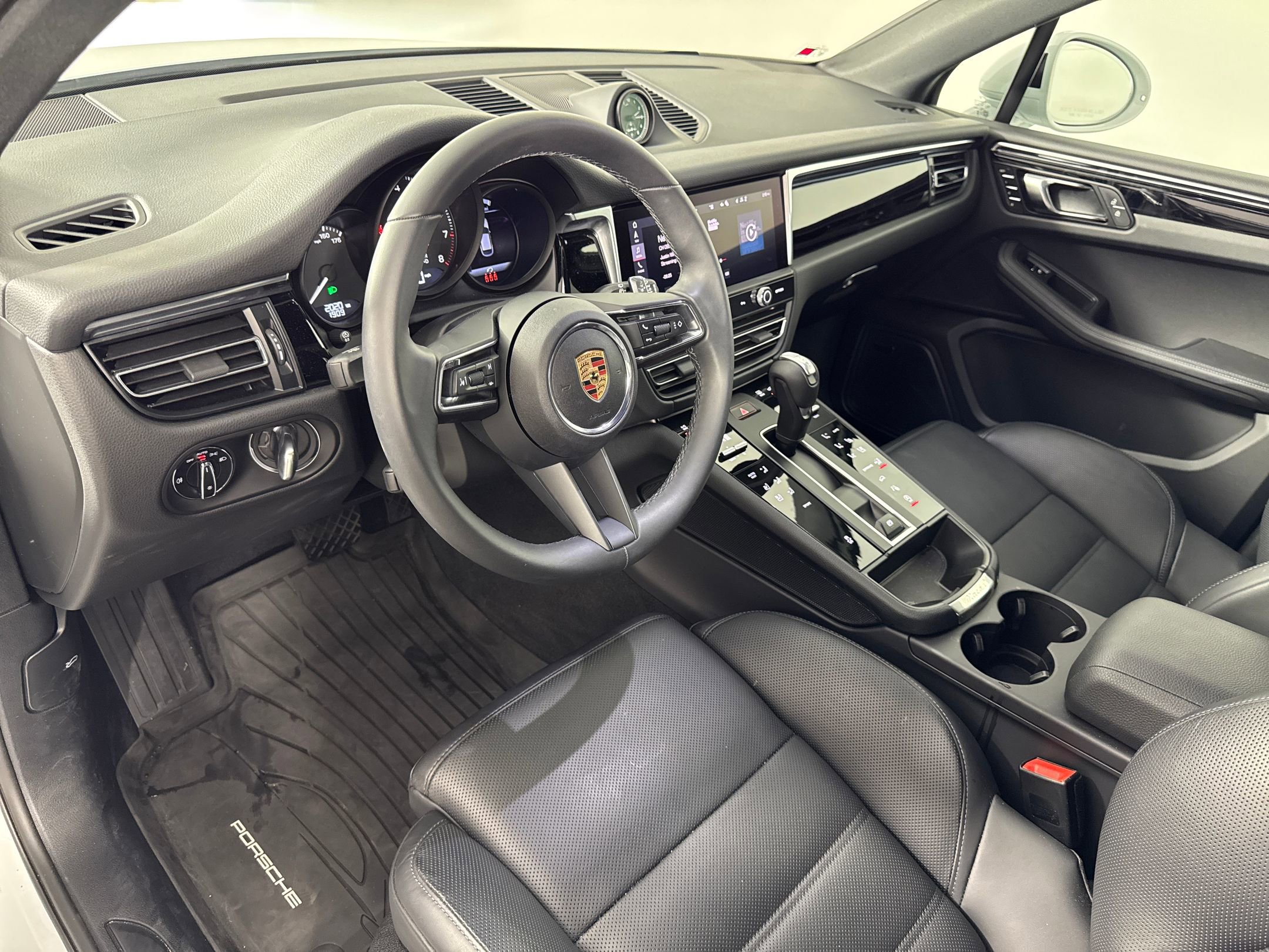 2025 Porsche Macan T photo 4