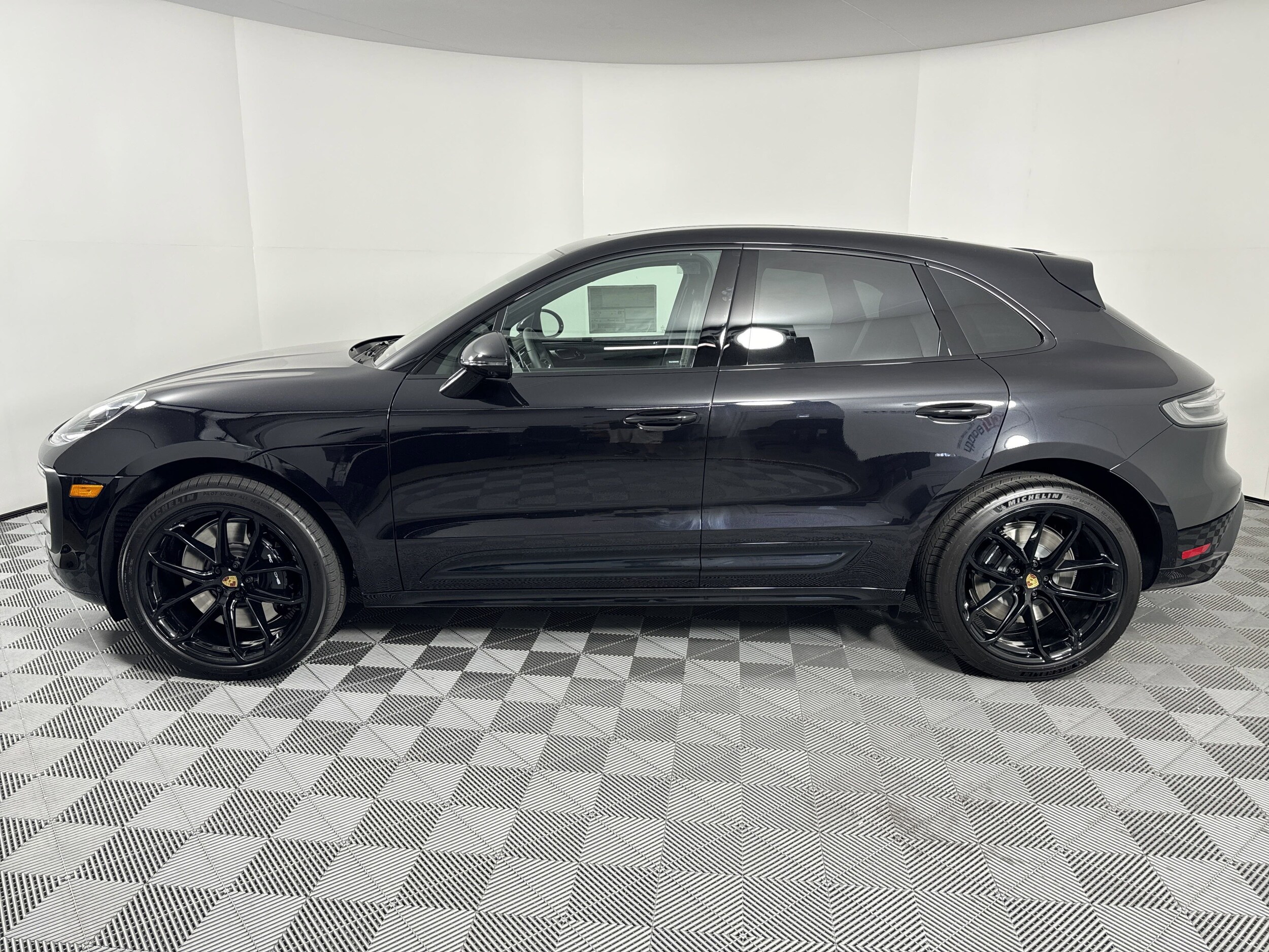 2025 Porsche Macan GTS photo 2