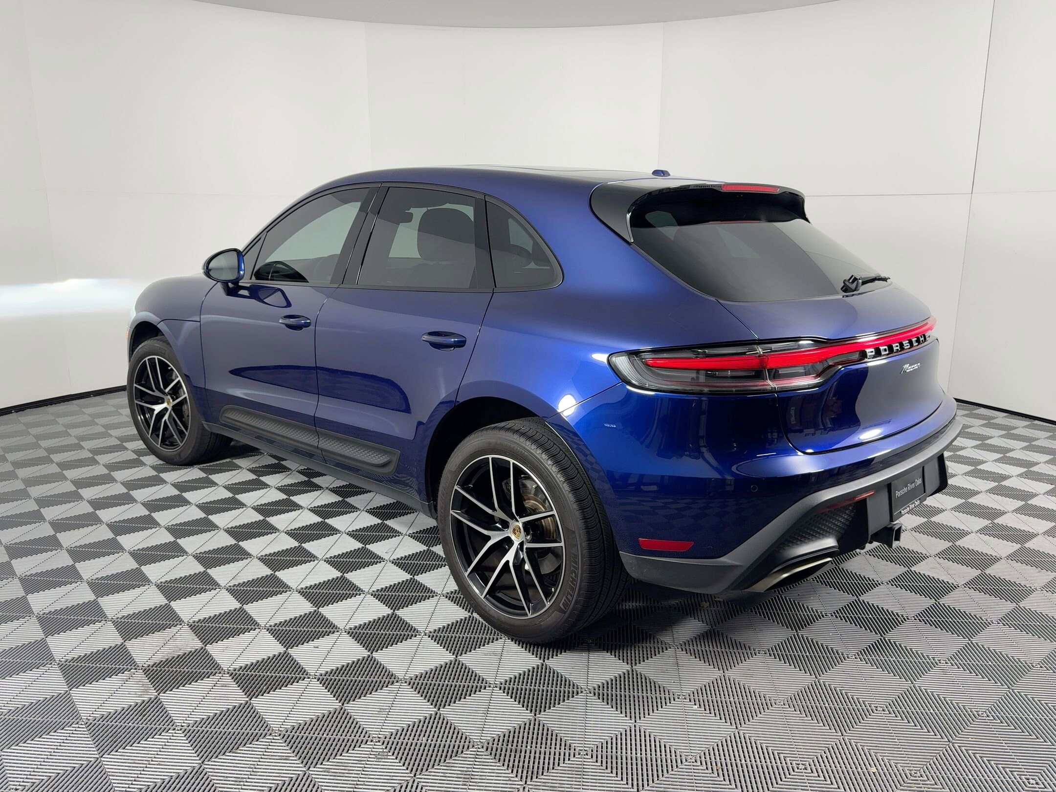 2023 Porsche Macan T photo 2