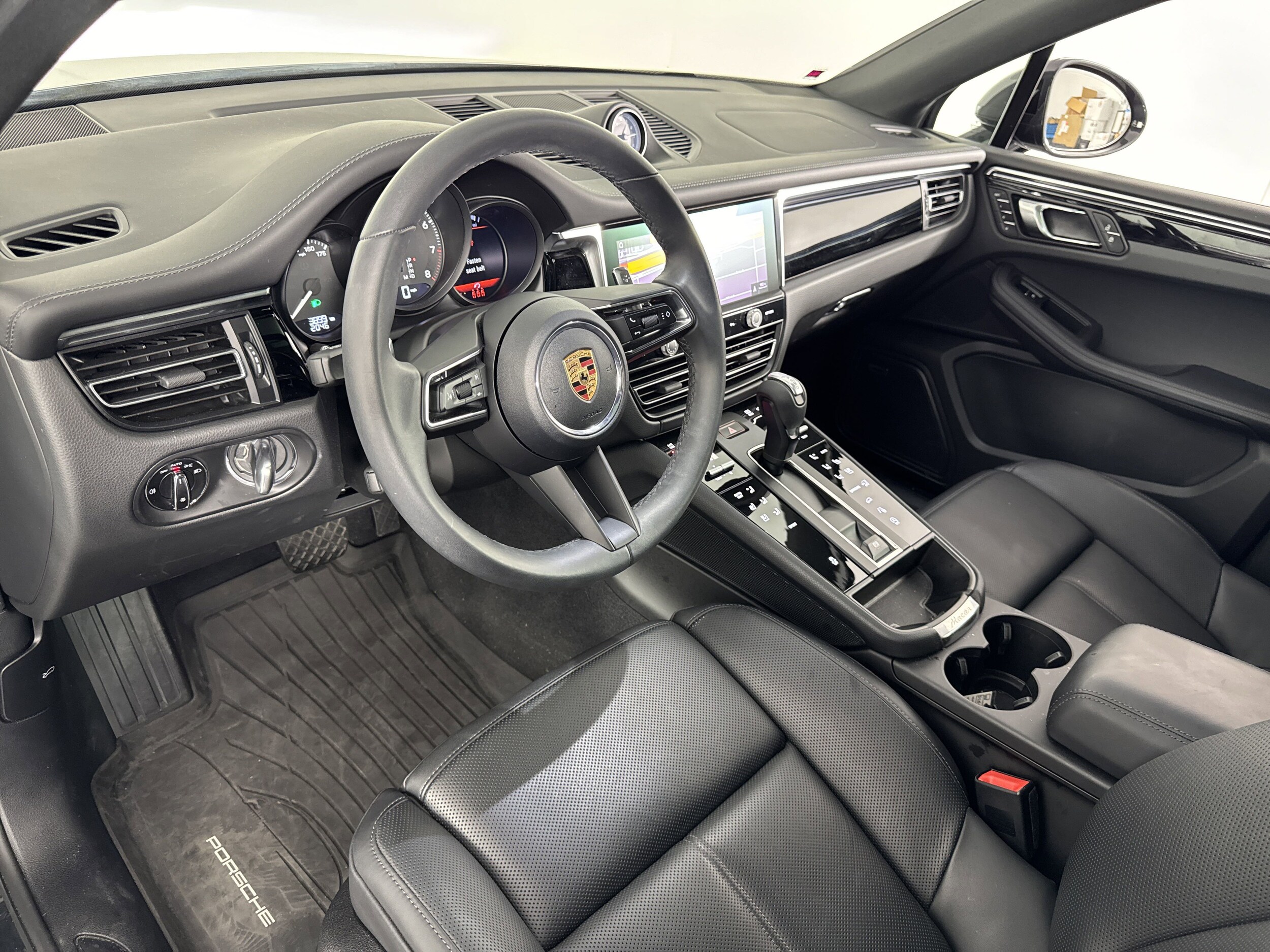 2025 Porsche Macan T photo 4