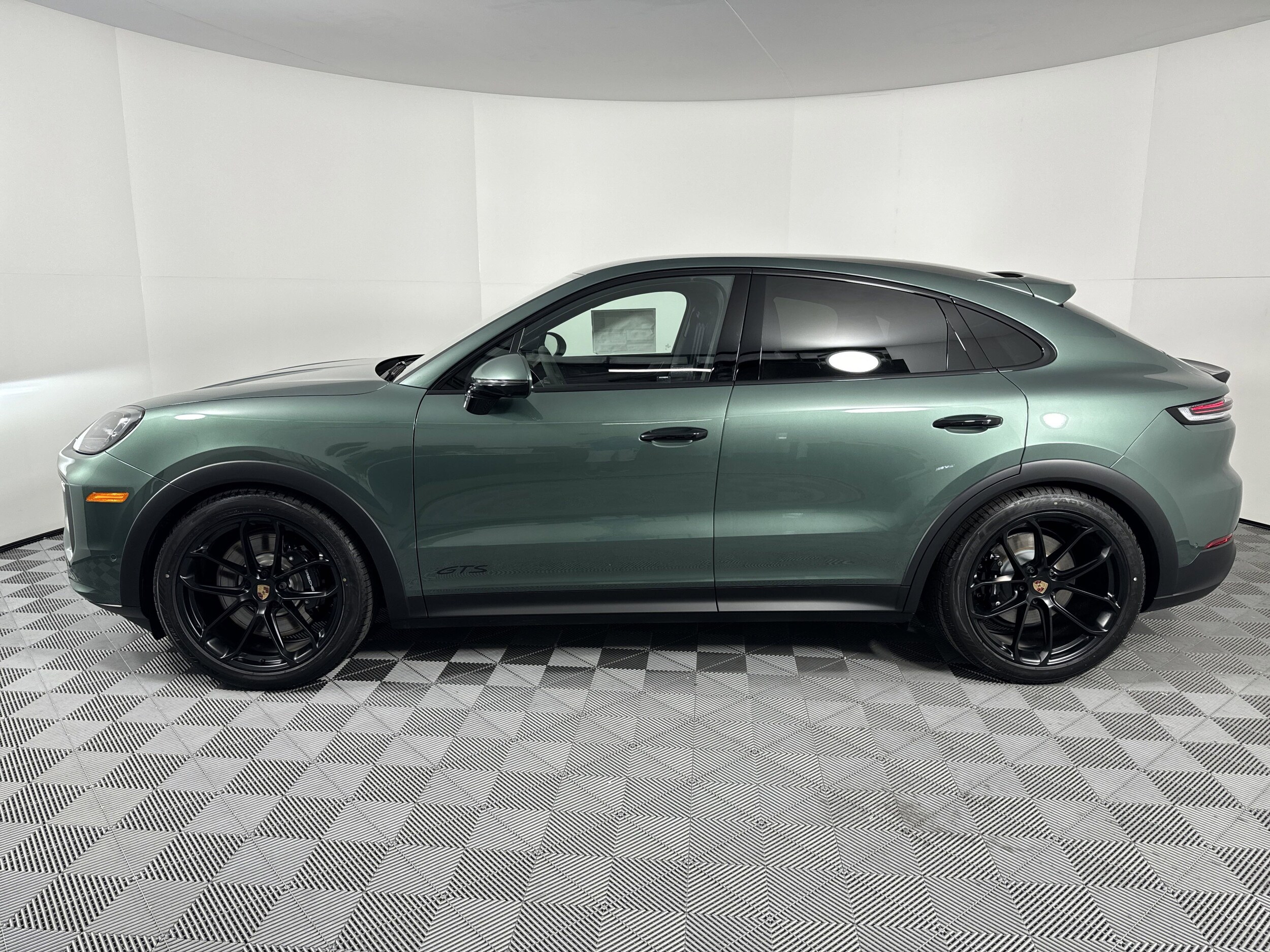 2025 Porsche Cayenne Coupe GTS photo 2
