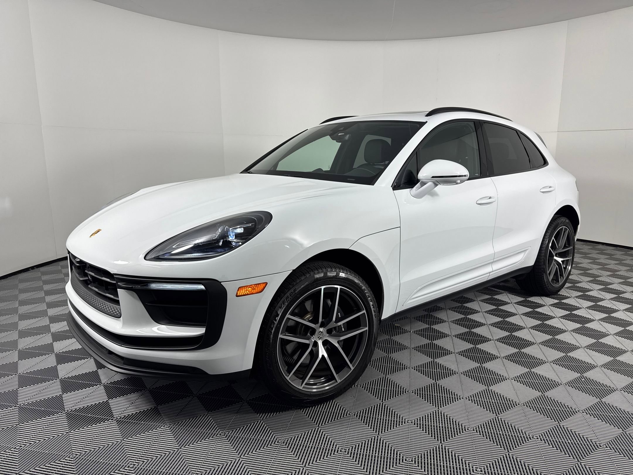2025 Porsche Macan Base