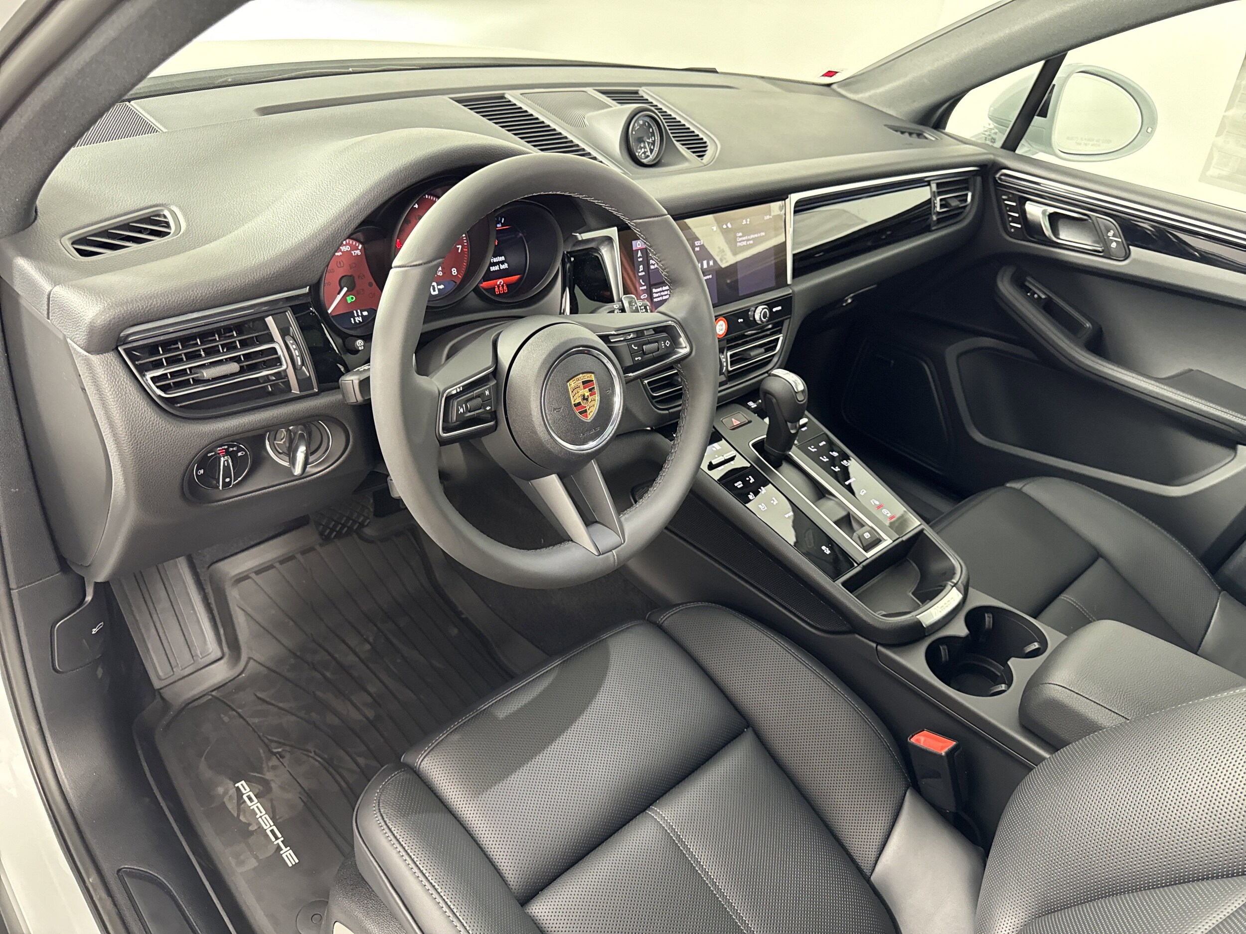 2025 Porsche Macan photo 4