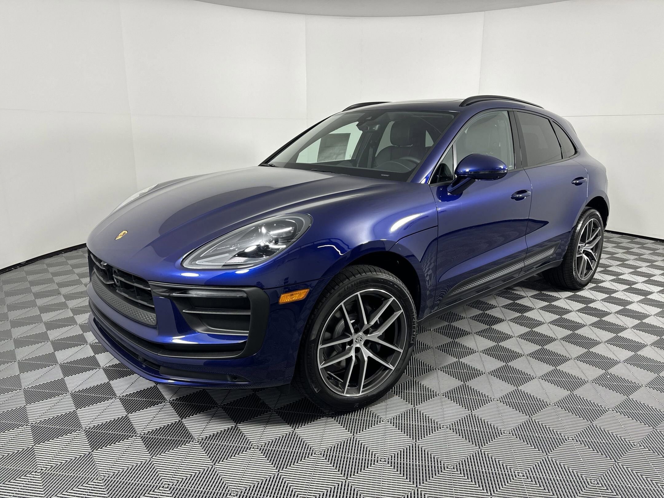 2025 Porsche Macan's photo