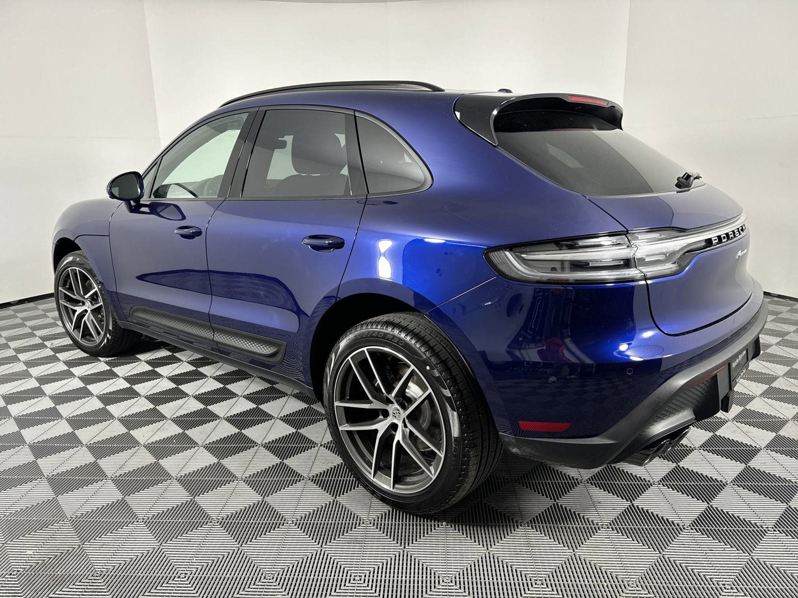 2025 Porsche Macan photo 3