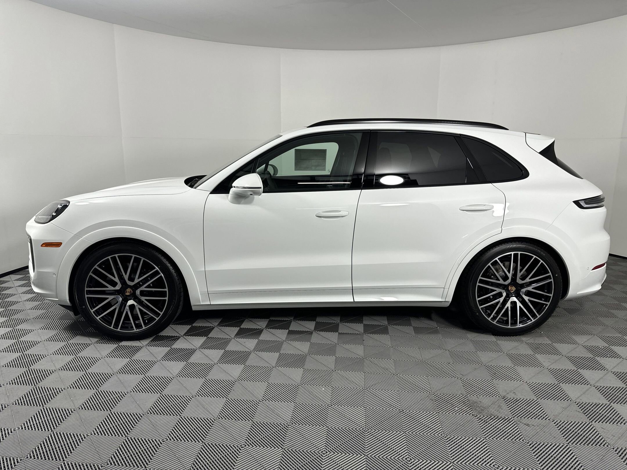 2025 Porsche Cayenne GTS photo 2