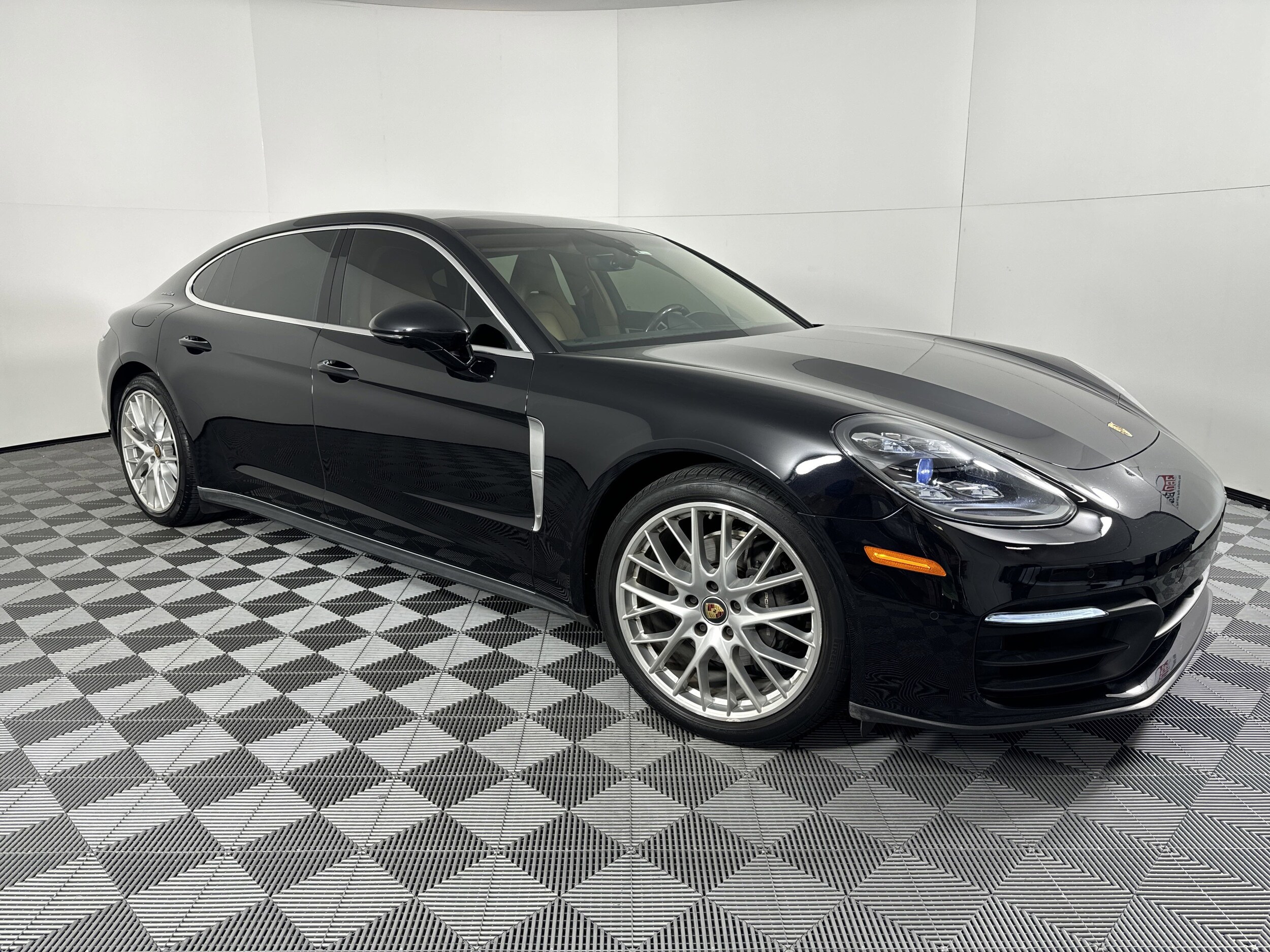 2021 Porsche Panamera 4 Executive photo 4
