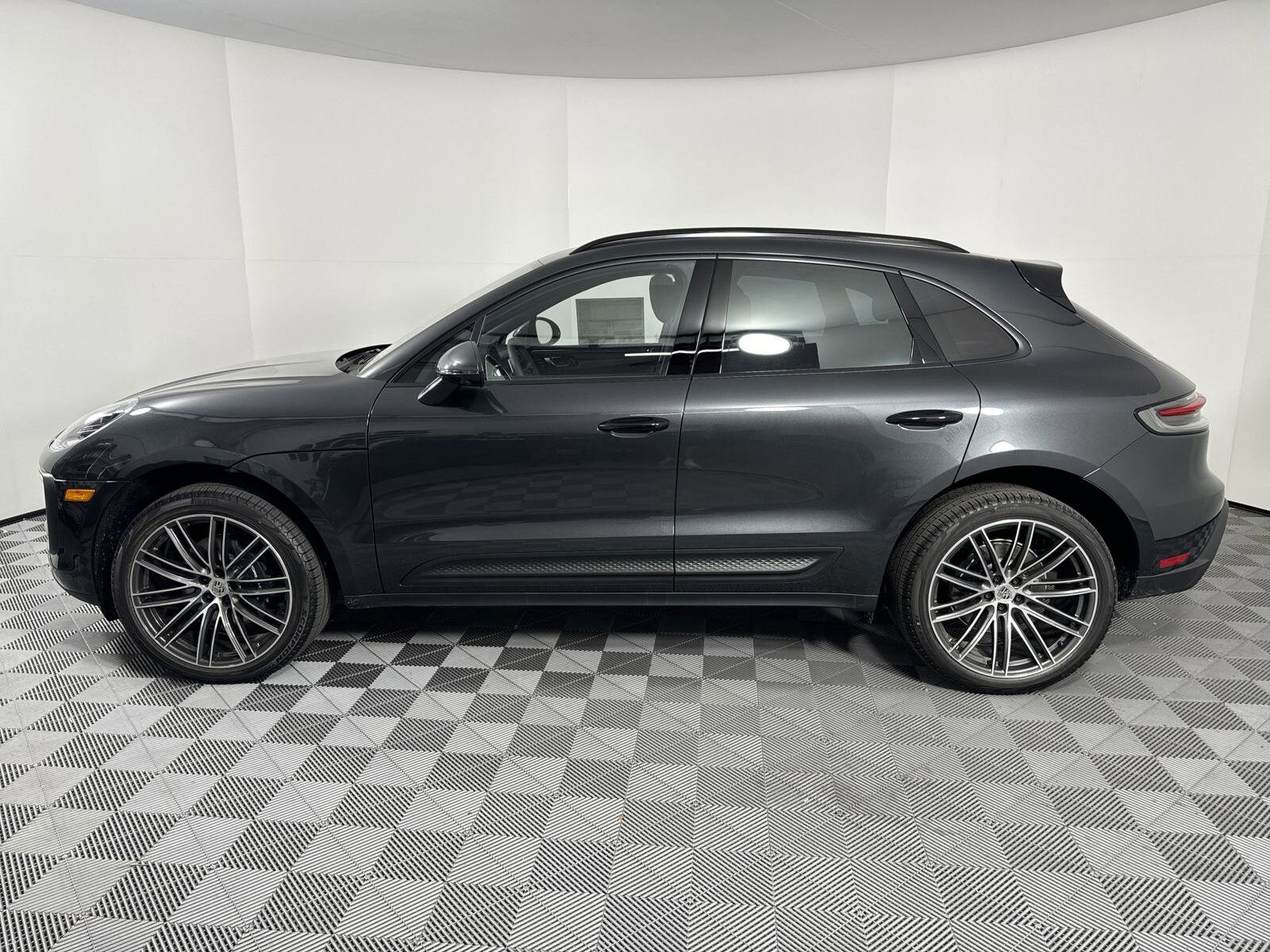 2025 Porsche Macan photo 2
