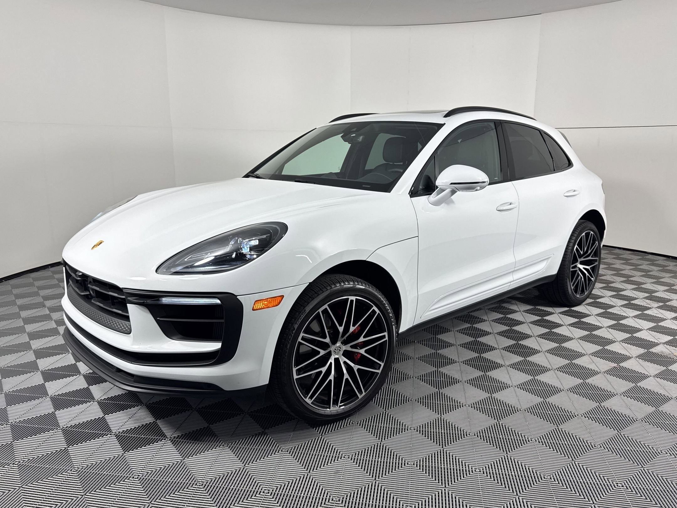 2025 Porsche Macan S's photo
