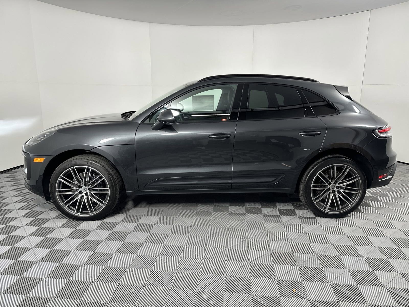 2025 Porsche Macan T photo 2