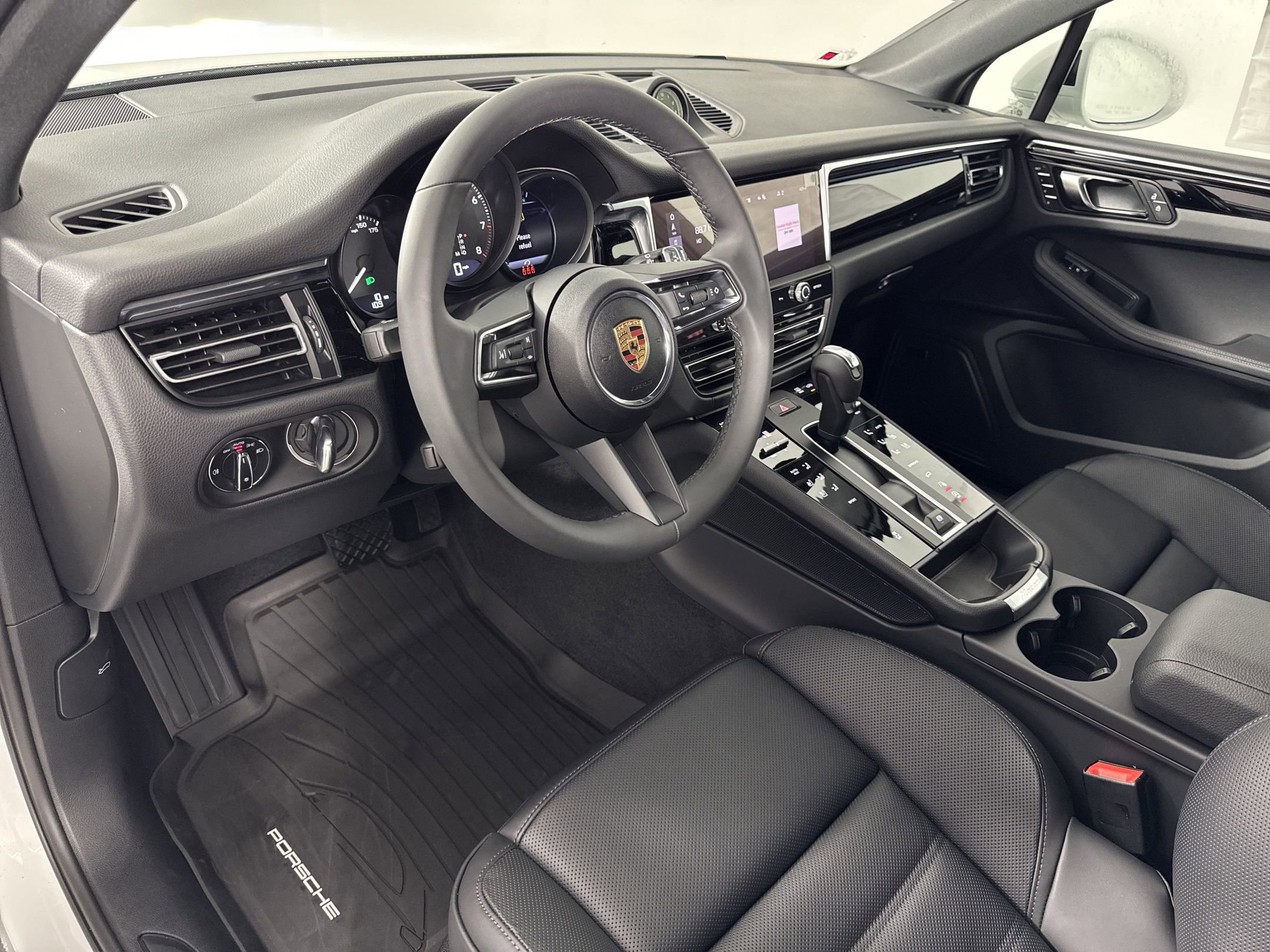 2025 Porsche Macan T photo 4