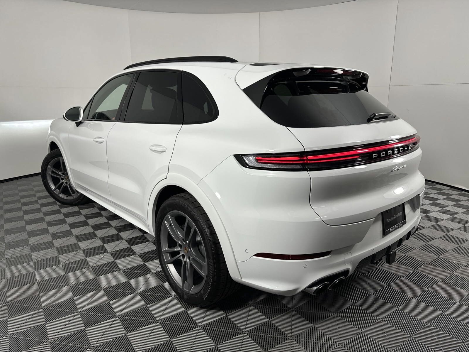2025 Porsche Cayenne photo 3