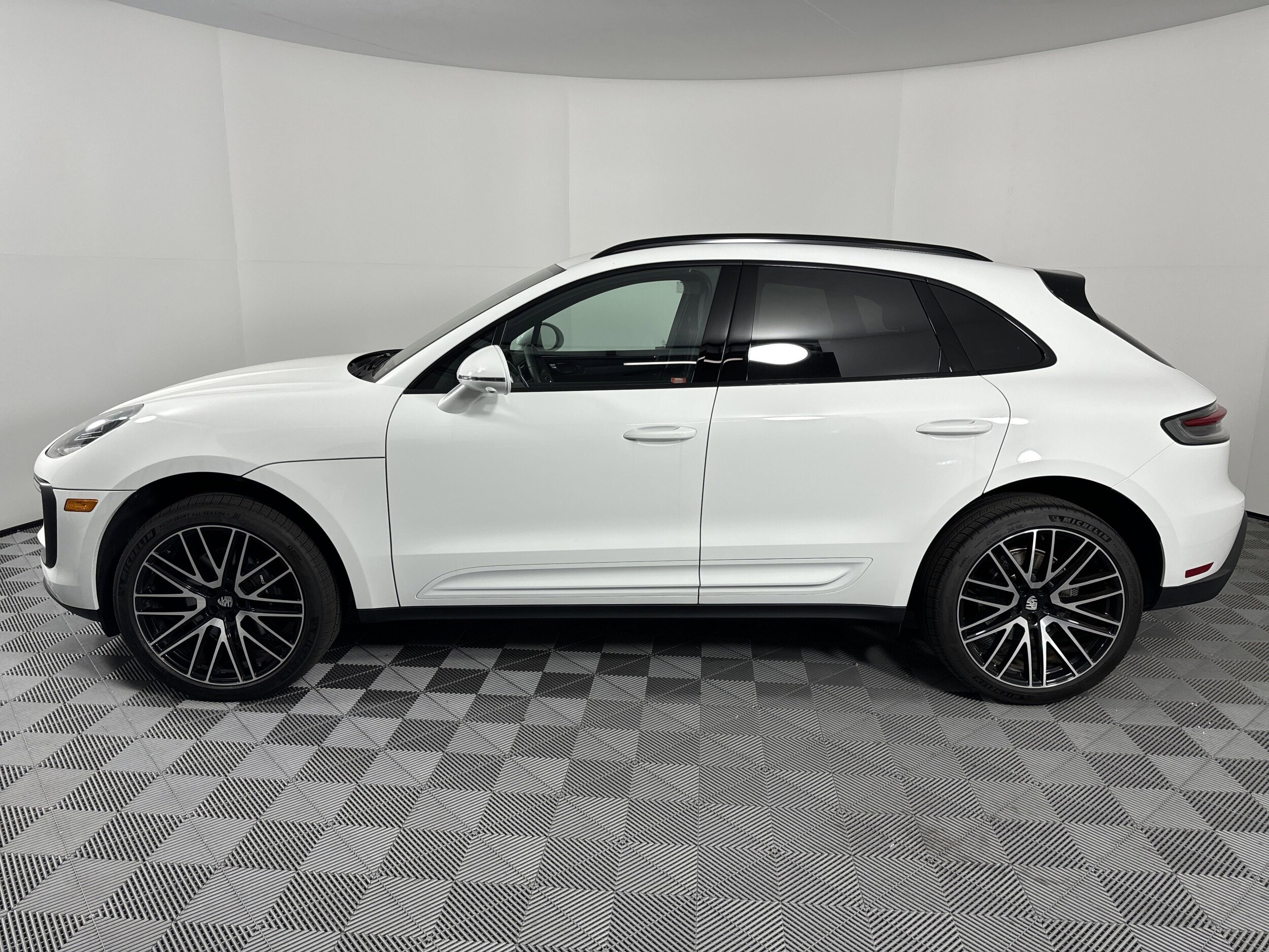 2025 Porsche Macan T photo 2