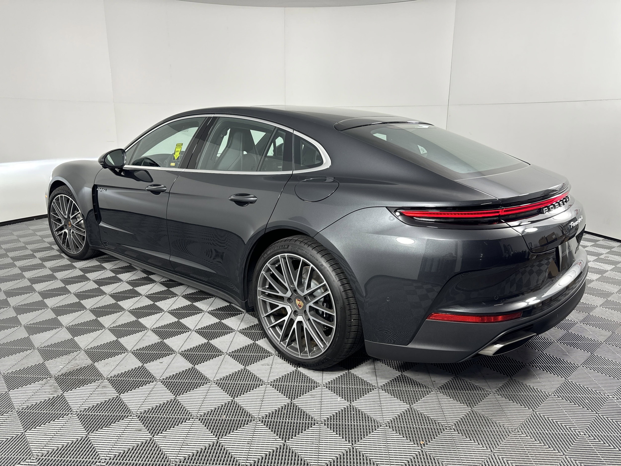 2025 Porsche Panamera E-Hybrid 4 photo 3