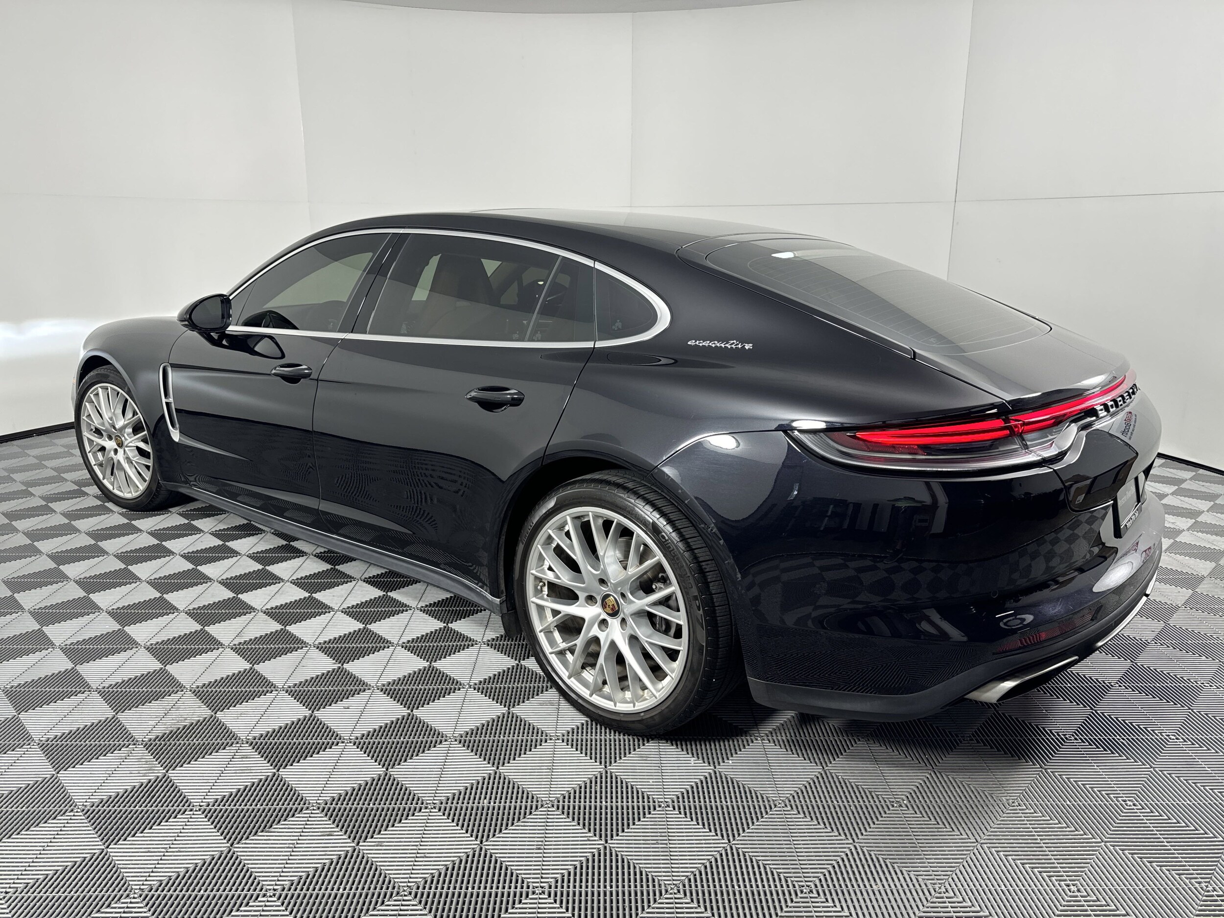 2021 Porsche Panamera 4 Executive photo 3