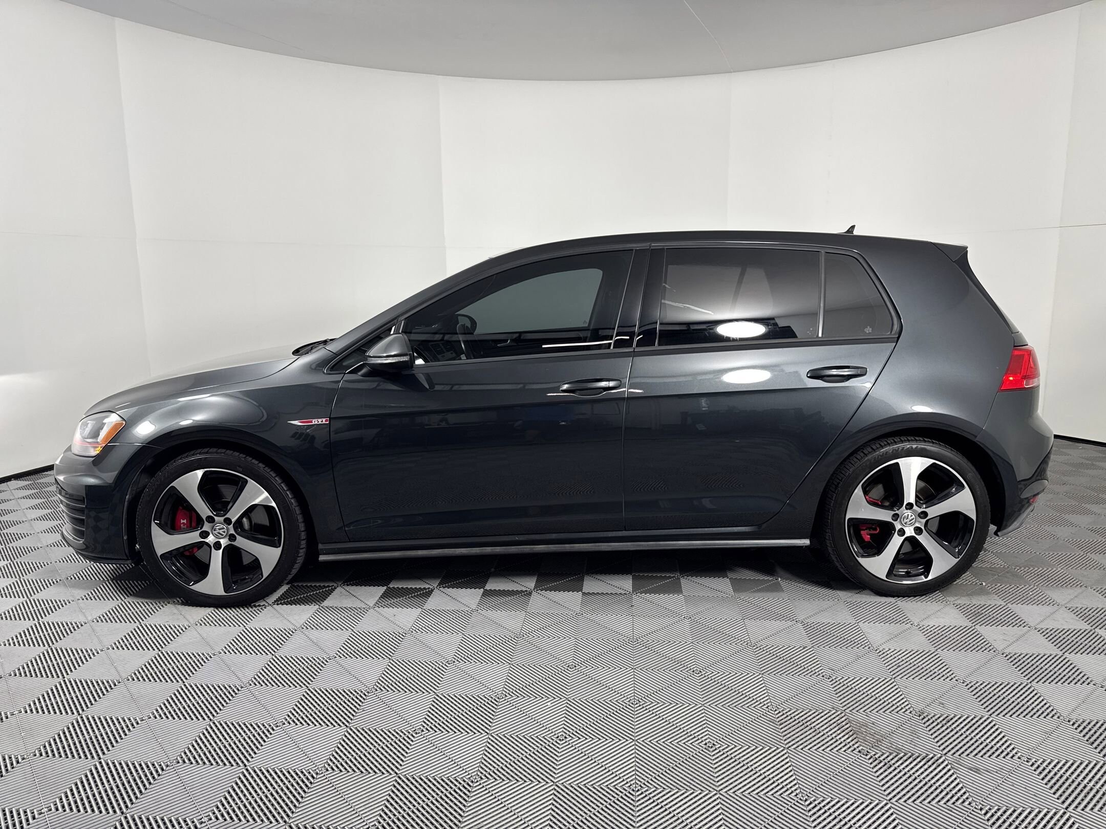 2017 Volkswagen Golf GTI Sport SE Autobahn photo 2