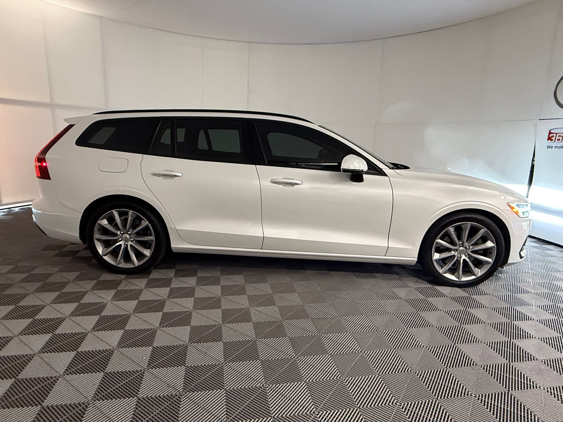 V60 T5 FWD Momentum WAGON Wagon