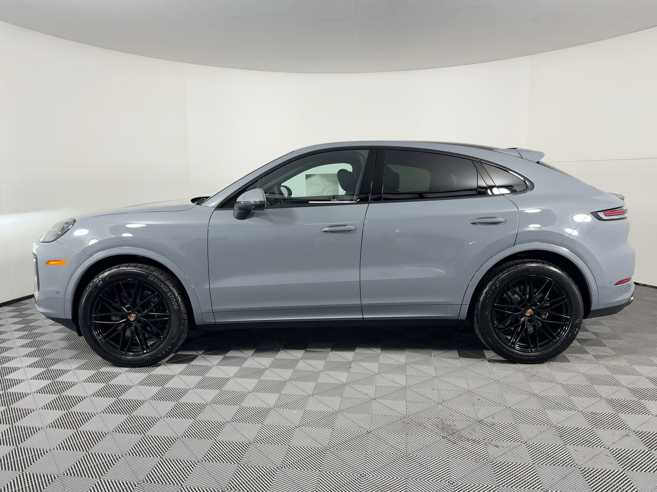 2026 Porsche Cayenne Coupe photo 2