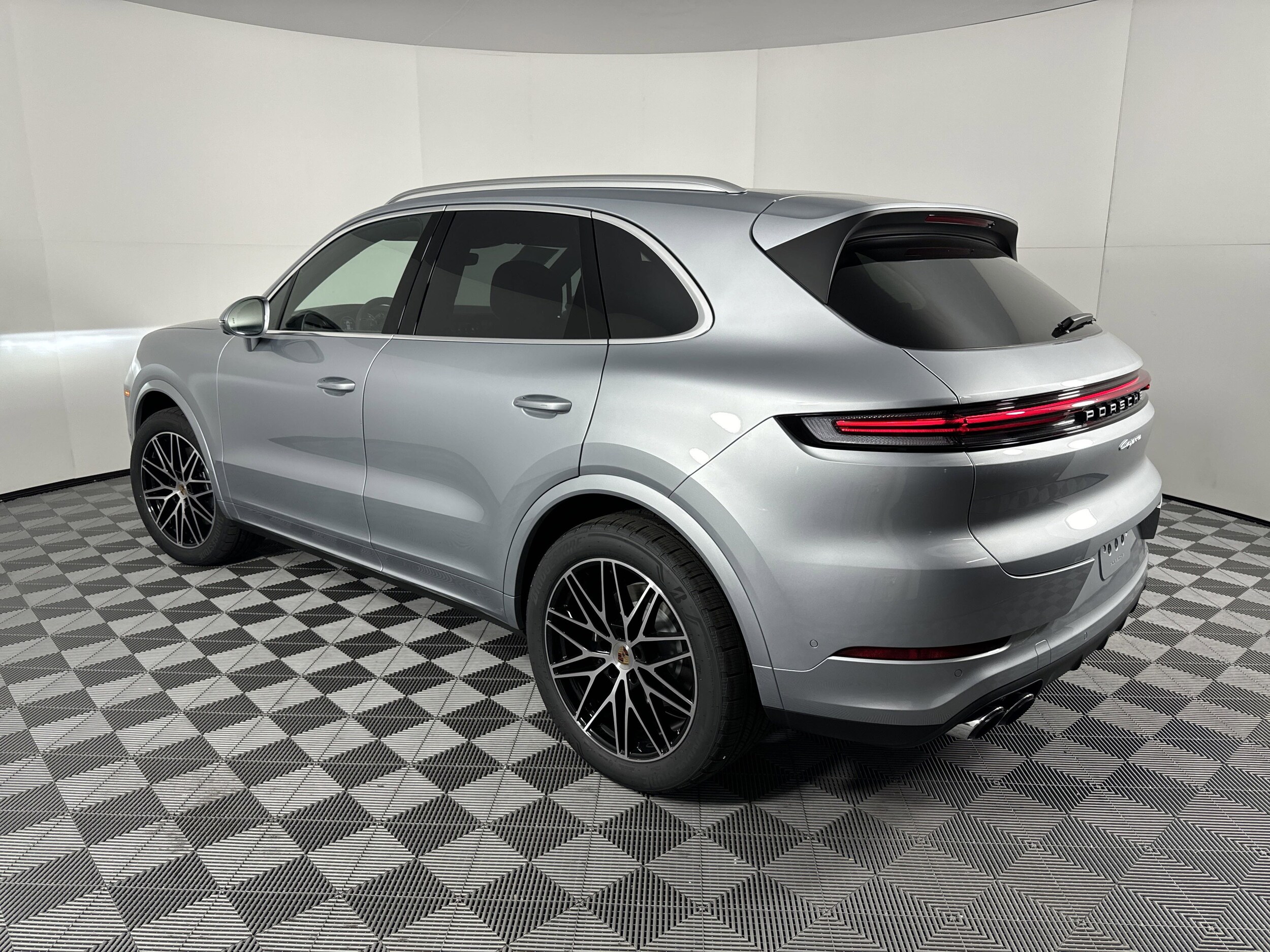 2025 Porsche Cayenne photo 3