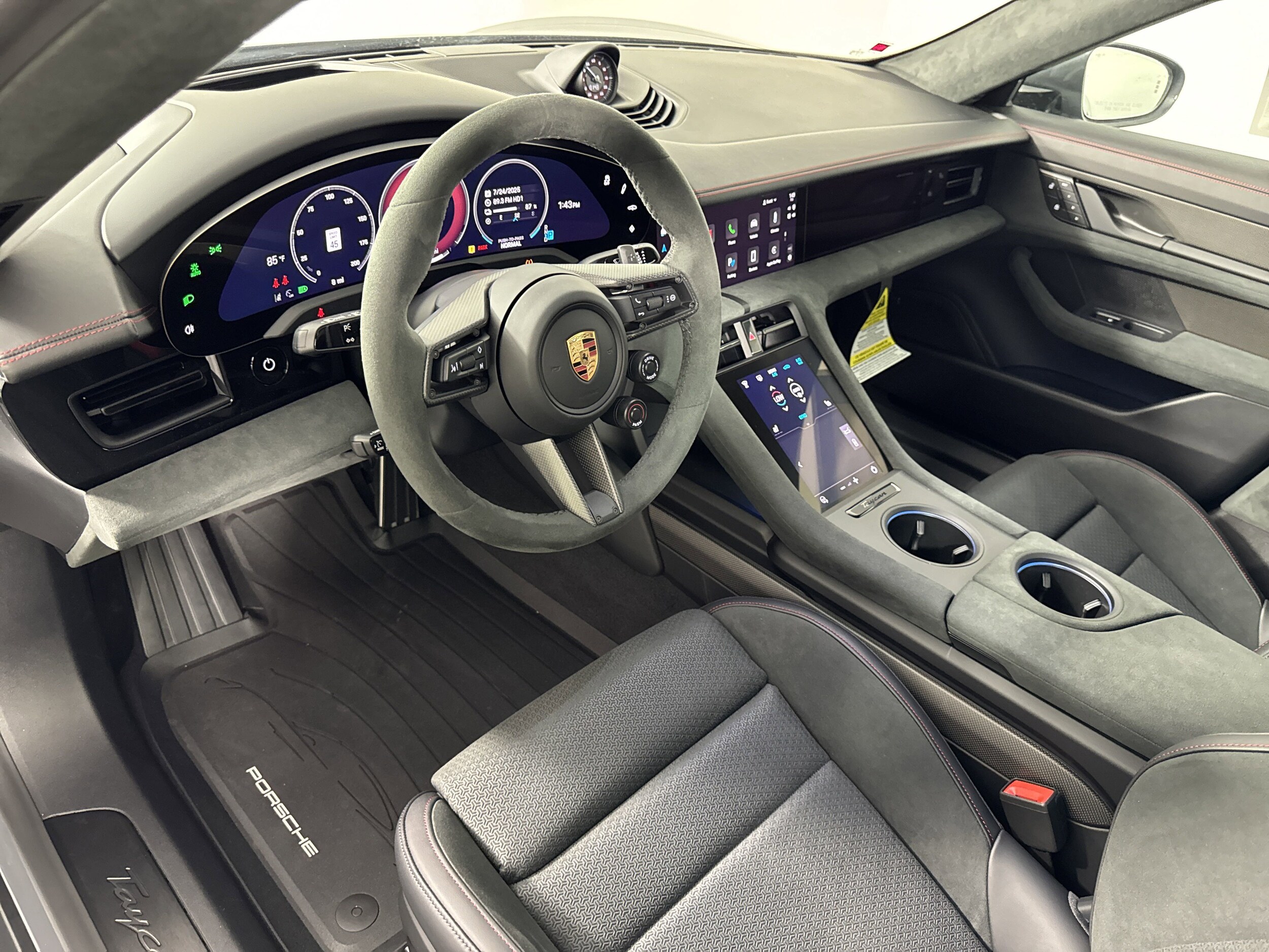 2025 Porsche Taycan GTS photo 4