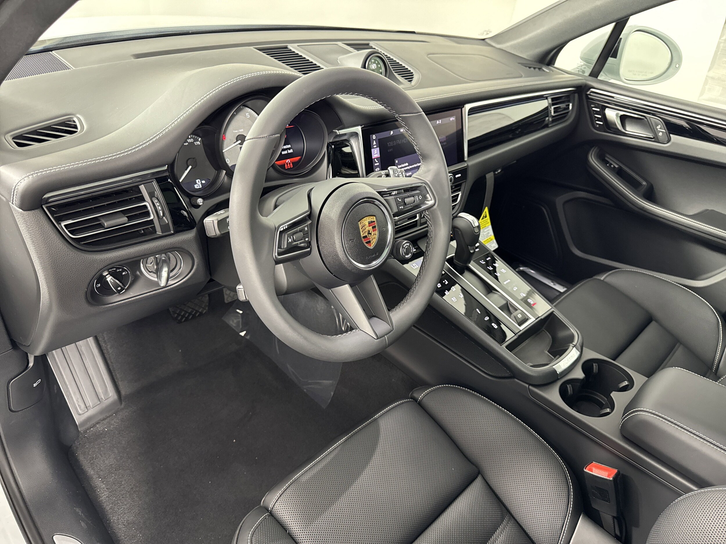2025 Porsche Macan S photo 4