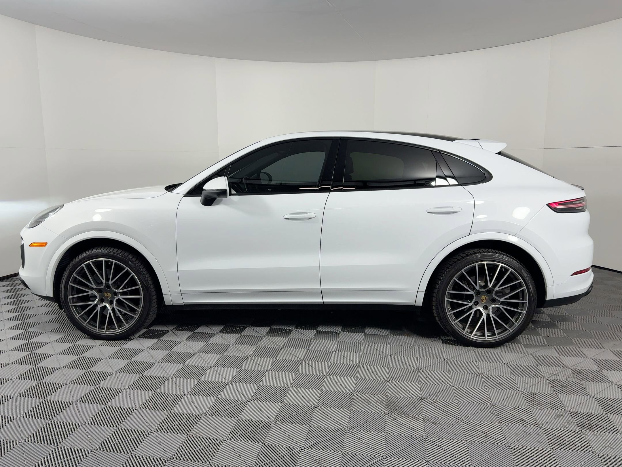 2023 Porsche Cayenne S Coupe Platinum Edition photo 2