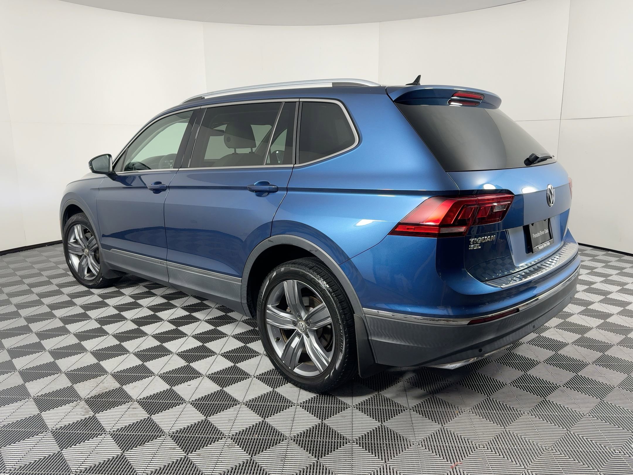 2020 Volkswagen Tiguan SEL photo 3